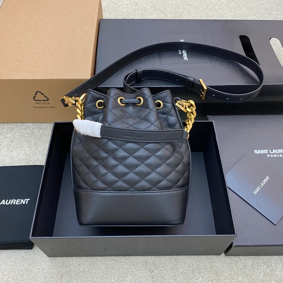 Black sheepskin/gold 🌈Y Home💋New arrival EMMANUELLE small quilted sheepskin drawstring bucket bag, decorated with square quilted overlock seams and embossed SAINT LAURENT PARIS logo. Bronze metal hardware, drawstring opening design, interior: one main compartment, one flat pocket, grosgrain lining👍20220780 Model: 697640 [original leather] Size: 20x14.5x12cm