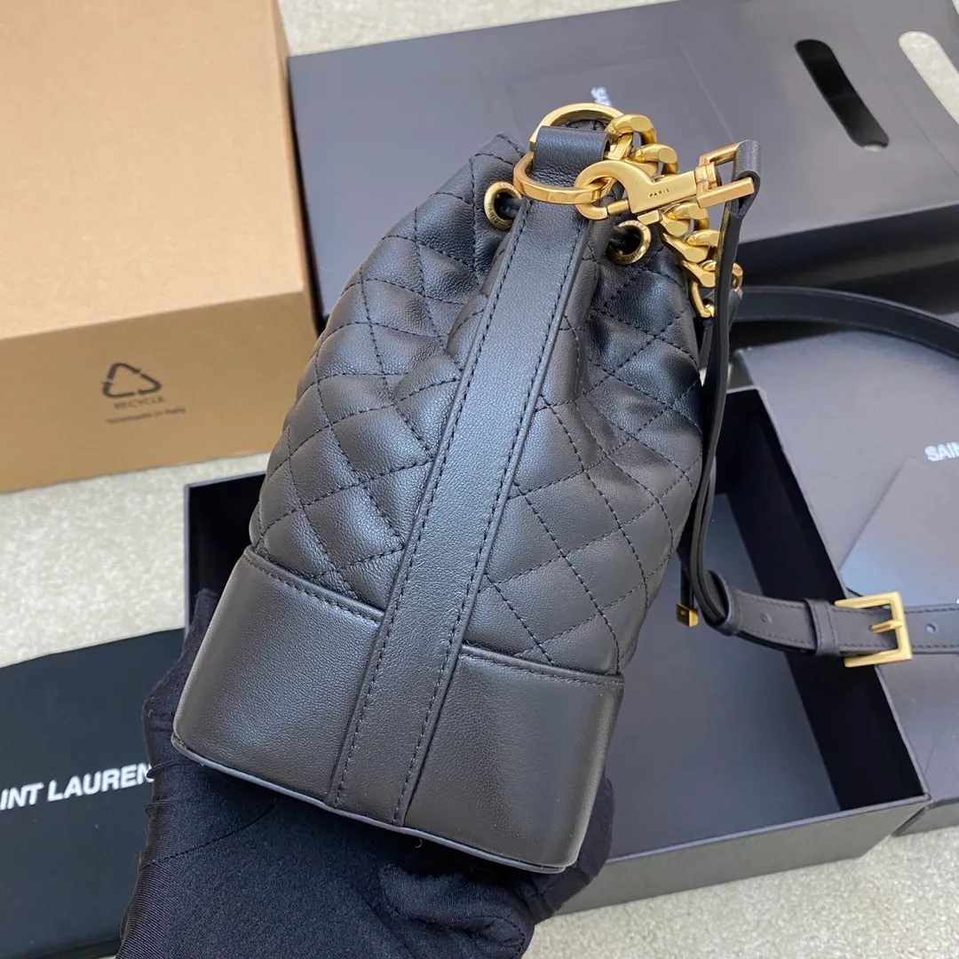 Black sheepskin/gold 🌈Y Home💋New arrival EMMANUELLE small quilted sheepskin drawstring bucket bag, decorated with square quilted overlock seams and embossed SAINT LAURENT PARIS logo. Bronze metal hardware, drawstring opening design, interior: one main compartment, one flat pocket, grosgrain lining👍20220780 Model: 697640 [original leather] Size: 20x14.5x12cm