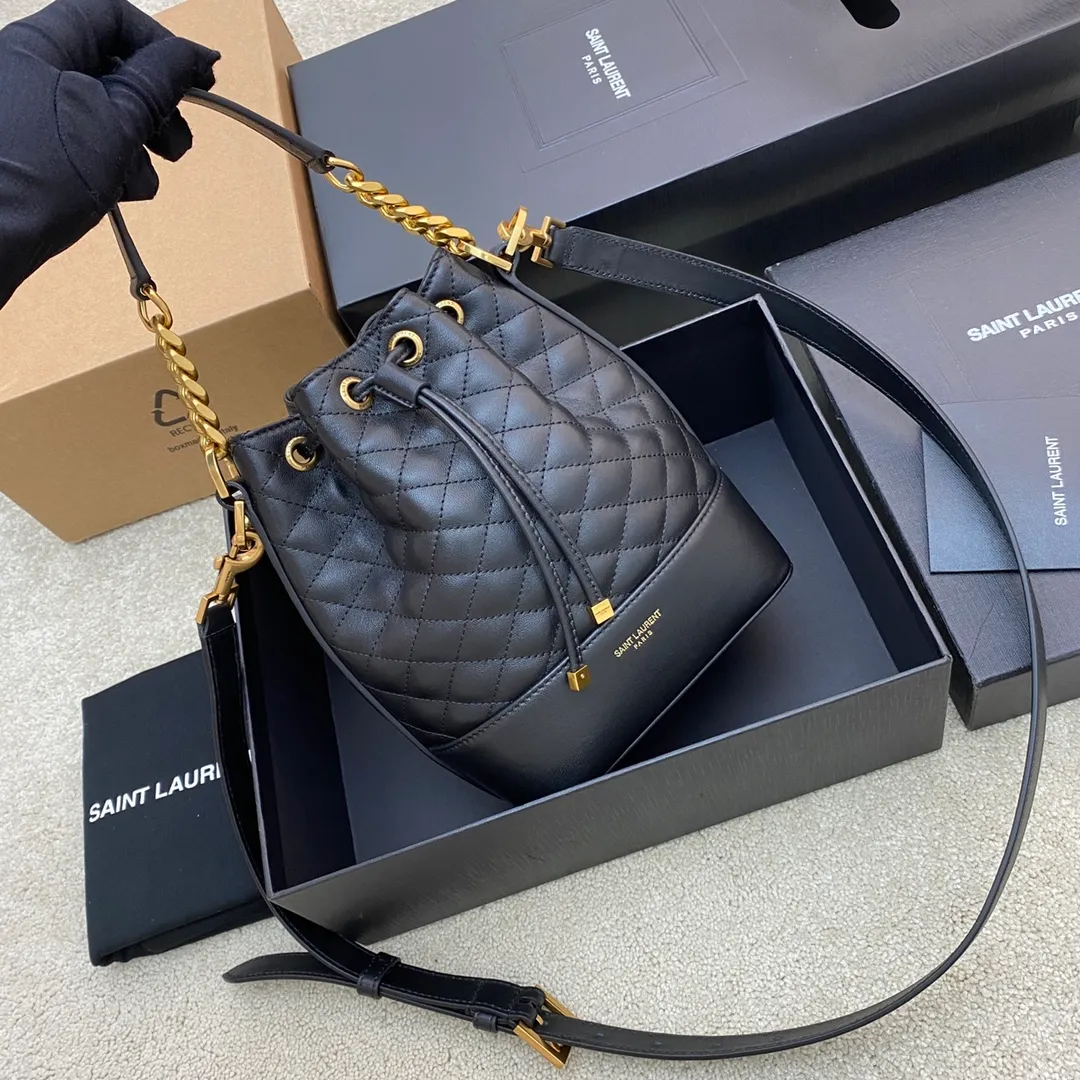 Black sheepskin/gold 🌈Y Home💋New arrival EMMANUELLE small quilted sheepskin drawstring bucket bag, decorated with square quilted overlock seams and embossed SAINT LAURENT PARIS logo. Bronze metal hardware, drawstring opening design, interior: one main compartment, one flat pocket, grosgrain lining👍20220780 Model: 697640 [original leather] Size: 20x14.5x12cm