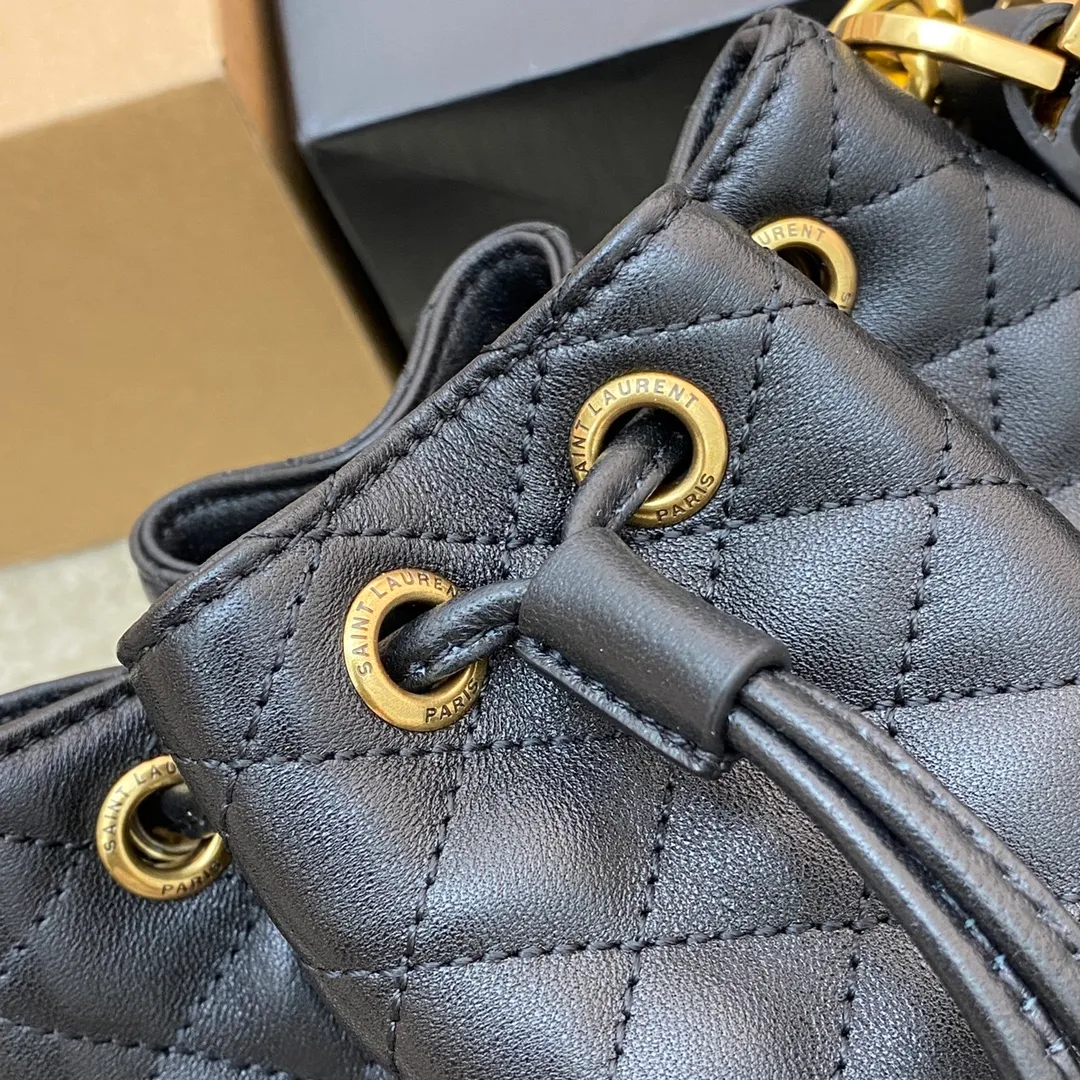 Black sheepskin/gold 🌈Y Home💋New arrival EMMANUELLE small quilted sheepskin drawstring bucket bag, decorated with square quilted overlock seams and embossed SAINT LAURENT PARIS logo. Bronze metal hardware, drawstring opening design, interior: one main compartment, one flat pocket, grosgrain lining👍20220780 Model: 697640 [original leather] Size: 20x14.5x12cm
