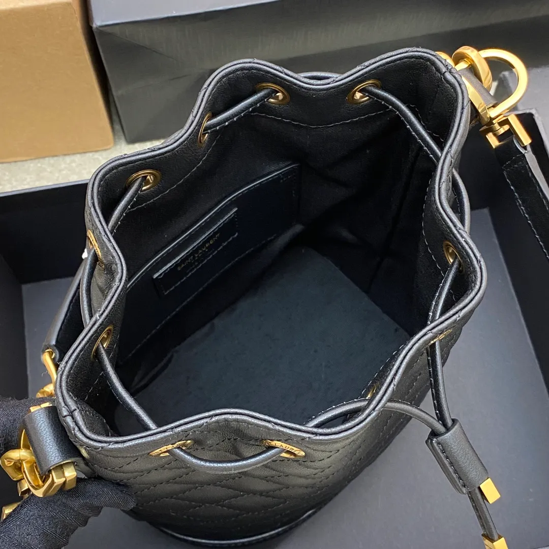 Black sheepskin/gold 🌈Y Home💋New arrival EMMANUELLE small quilted sheepskin drawstring bucket bag, decorated with square quilted overlock seams and embossed SAINT LAURENT PARIS logo. Bronze metal hardware, drawstring opening design, interior: one main compartment, one flat pocket, grosgrain lining👍20220780 Model: 697640 [original leather] Size: 20x14.5x12cm