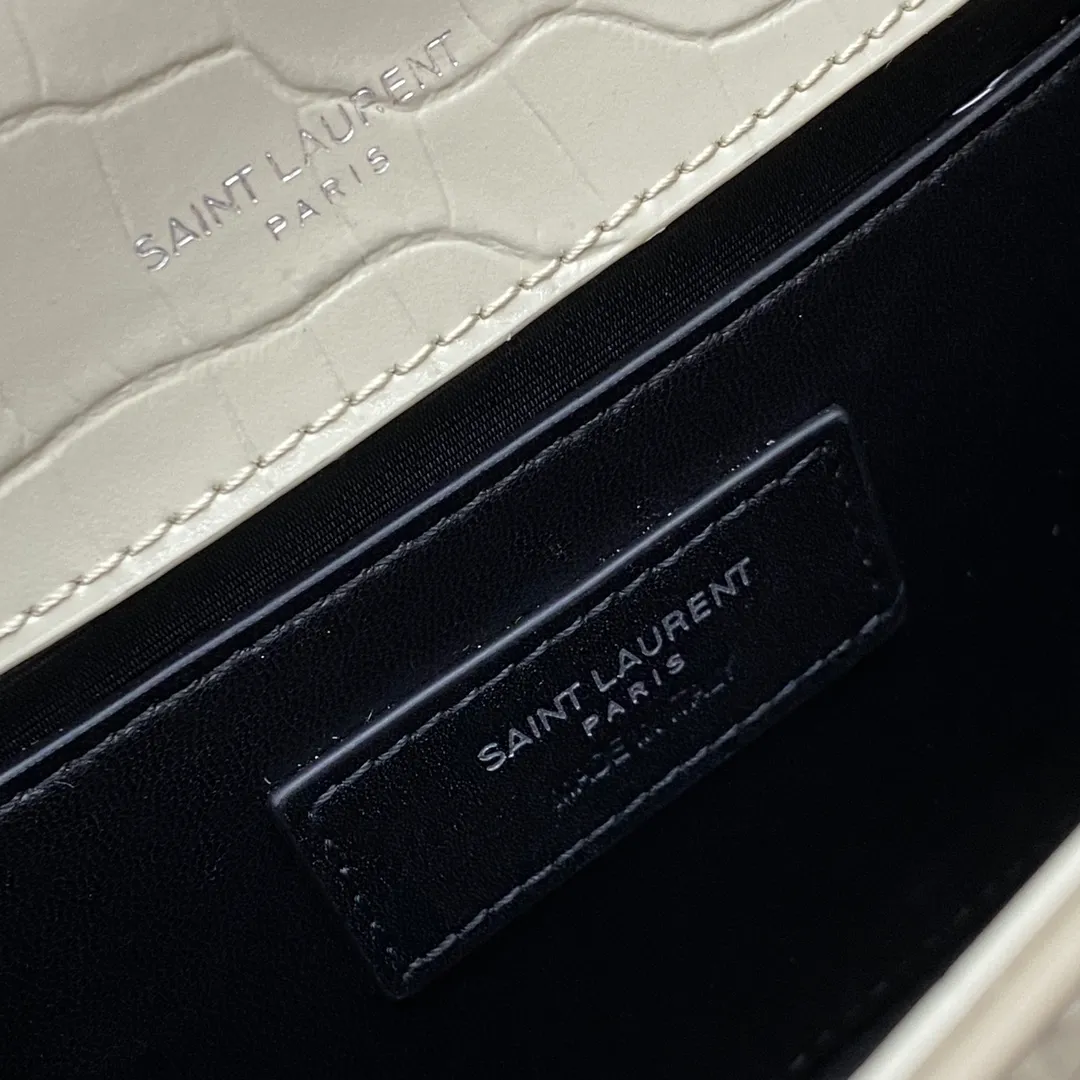 💰1260 white crocodile pattern/gold buckle 🌈𝐊𝐚𝐭𝐞 KATE The most classic style and the most practical size 20cm crocodile pattern original leather! The core design of this series is the Y logo. Mr. Yves Saint Laurent invited poster artist Cassandre to design it. The three letters superimposed on each other are simple and avant-garde. High quality crocodile embossed cowhide, wear-resistant and scratch-resistant! Definitely a timeless classic! None of Y’s tassel bags dare to say they are trendy😎20220630 Model: 377628 [original leather] Size: 20x12.5x5cm