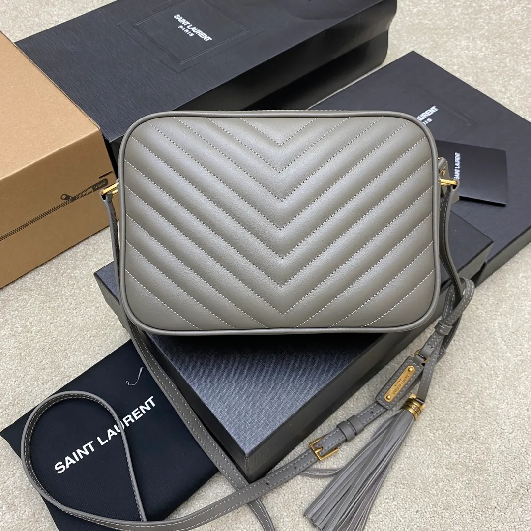 Gray plain leather/gold 🌈The popular Y family LOU BAG camera bag is super lightweight and has an amazing capacity👍original ZP leather‼ ️Delicate and high-end, the leather feels super good👍The simple bag body is embellished with Y’s classic logo, the shoulder straps can be adjusted, and the tassel pendant can be removed, making it lightweight and versatile! 20220680 Model: 505730 [original leather] Size: 23*16*6cm
