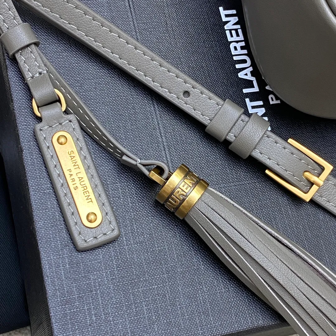 Gray plain leather/gold 🌈The popular Y family LOU BAG camera bag is super lightweight and has an amazing capacity👍original ZP leather‼ ️Delicate and high-end, the leather feels super good👍The simple bag body is embellished with Y’s classic logo, the shoulder straps can be adjusted, and the tassel pendant can be removed, making it lightweight and versatile! 20220680 Model: 505730 [original leather] Size: 23*16*6cm