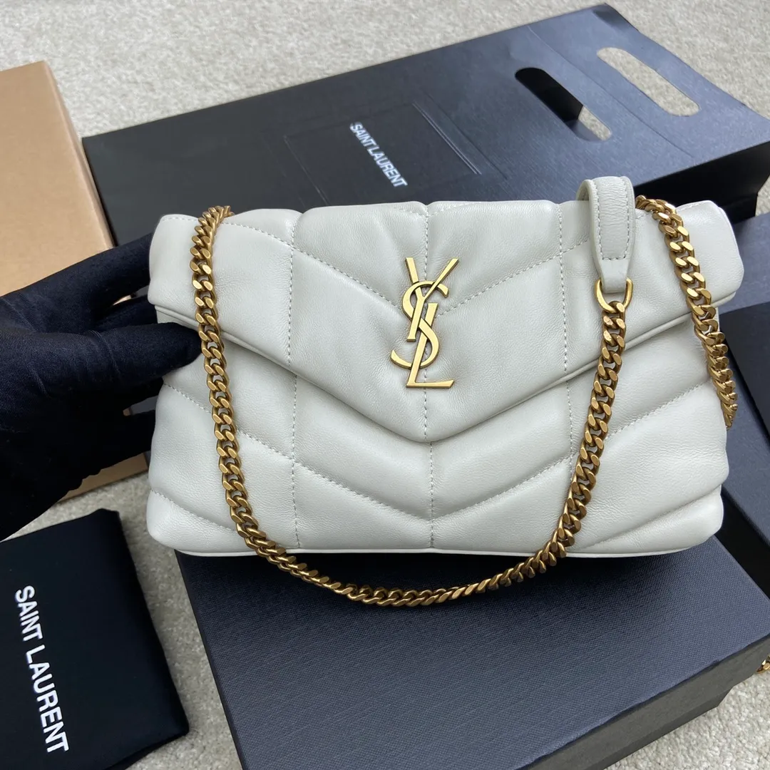 White sheepskin/antique gold hardware 🌈Super popular LOULOU PUFFER small quilted lambskin bag🐏 Made of original genuine leather, soft and delicate to the touch. The bag has an inner zipper pocket for mobile phones and valuables, and a card slot for cards. In addition, there are no extra inner pockets, small and exquisite 👍20210700 Size: 23*15.5*5.8cm Model: 620333 [original leather]