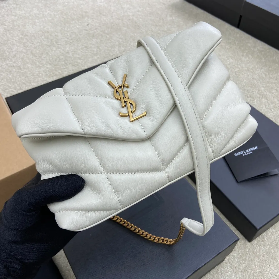 White sheepskin/antique gold hardware 🌈Super popular LOULOU PUFFER small quilted lambskin bag🐏 Made of original genuine leather, soft and delicate to the touch. The bag has an inner zipper pocket for mobile phones and valuables, and a card slot for cards. In addition, there are no extra inner pockets, small and exquisite 👍20210700 Size: 23*15.5*5.8cm Model: 620333 [original leather]