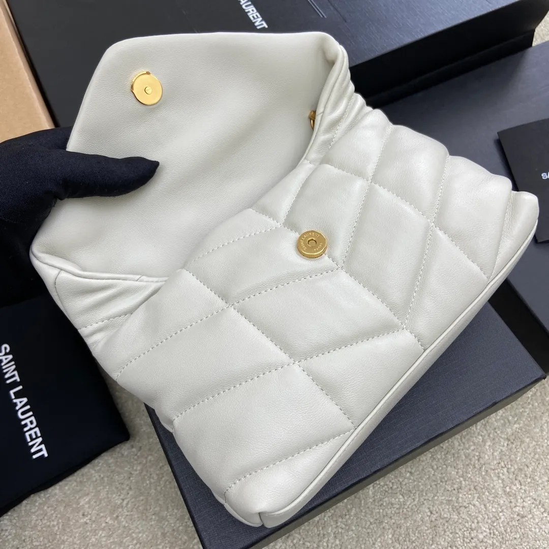 White sheepskin/antique gold hardware 🌈Super popular LOULOU PUFFER small quilted lambskin bag🐏 Made of original genuine leather, soft and delicate to the touch. The bag has an inner zipper pocket for mobile phones and valuables, and a card slot for cards. In addition, there are no extra inner pockets, small and exquisite 👍20210700 Size: 23*15.5*5.8cm Model: 620333 [original leather]