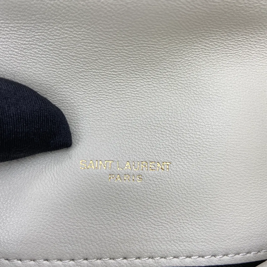 White sheepskin/antique gold hardware 🌈Super popular LOULOU PUFFER small quilted lambskin bag🐏 Made of original genuine leather, soft and delicate to the touch. The bag has an inner zipper pocket for mobile phones and valuables, and a card slot for cards. In addition, there are no extra inner pockets, small and exquisite 👍20210700 Size: 23*15.5*5.8cm Model: 620333 [original leather]