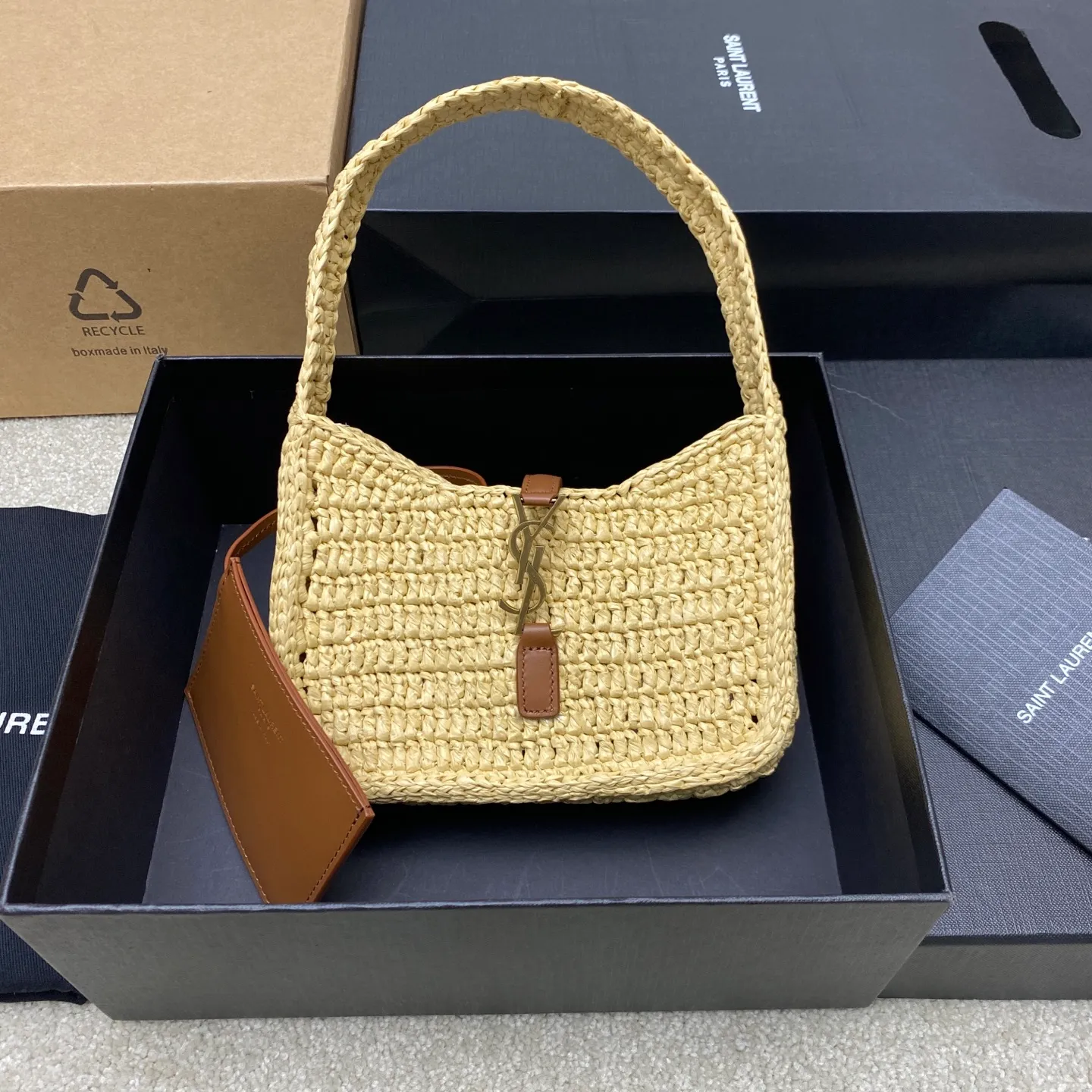 Apricot woven/antique gold 🌈LE 5 À 7 armpit woven bag is here~ The minimalist shape and logo are simple, beautiful and high-end! Full of artistic atmosphere. The opening and closing is a half-open buckle design. The raffia weave is very solid, super textured, and has a French lazy style. You can’t go wrong with it for daily wear with personal clothes. Paired with a card coin holder, it feels fresh and very nice to hold things at the same time👑20250630 Model: 710318 [original leather] Size: 19x11.5x4.5cm