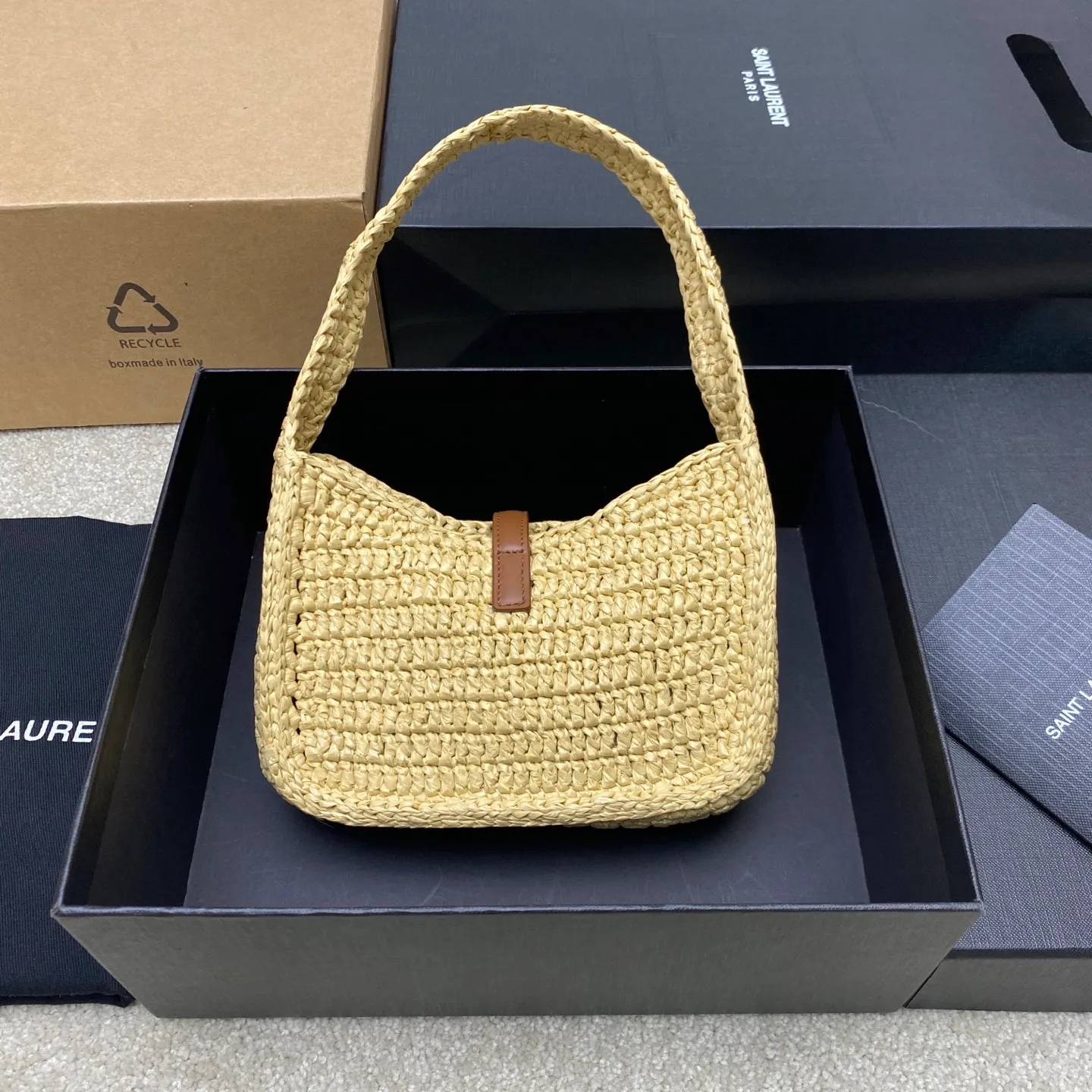 Apricot woven/antique gold 🌈LE 5 À 7 armpit woven bag is here~ The minimalist shape and logo are simple, beautiful and high-end! Full of artistic atmosphere. The opening and closing is a half-open buckle design. The raffia weave is very solid, super textured, and has a French lazy style. You can’t go wrong with it for daily wear with personal clothes. Paired with a card coin holder, it feels fresh and very nice to hold things at the same time👑20250630 Model: 710318 [original leather] Size: 19x11.5x4.5cm
