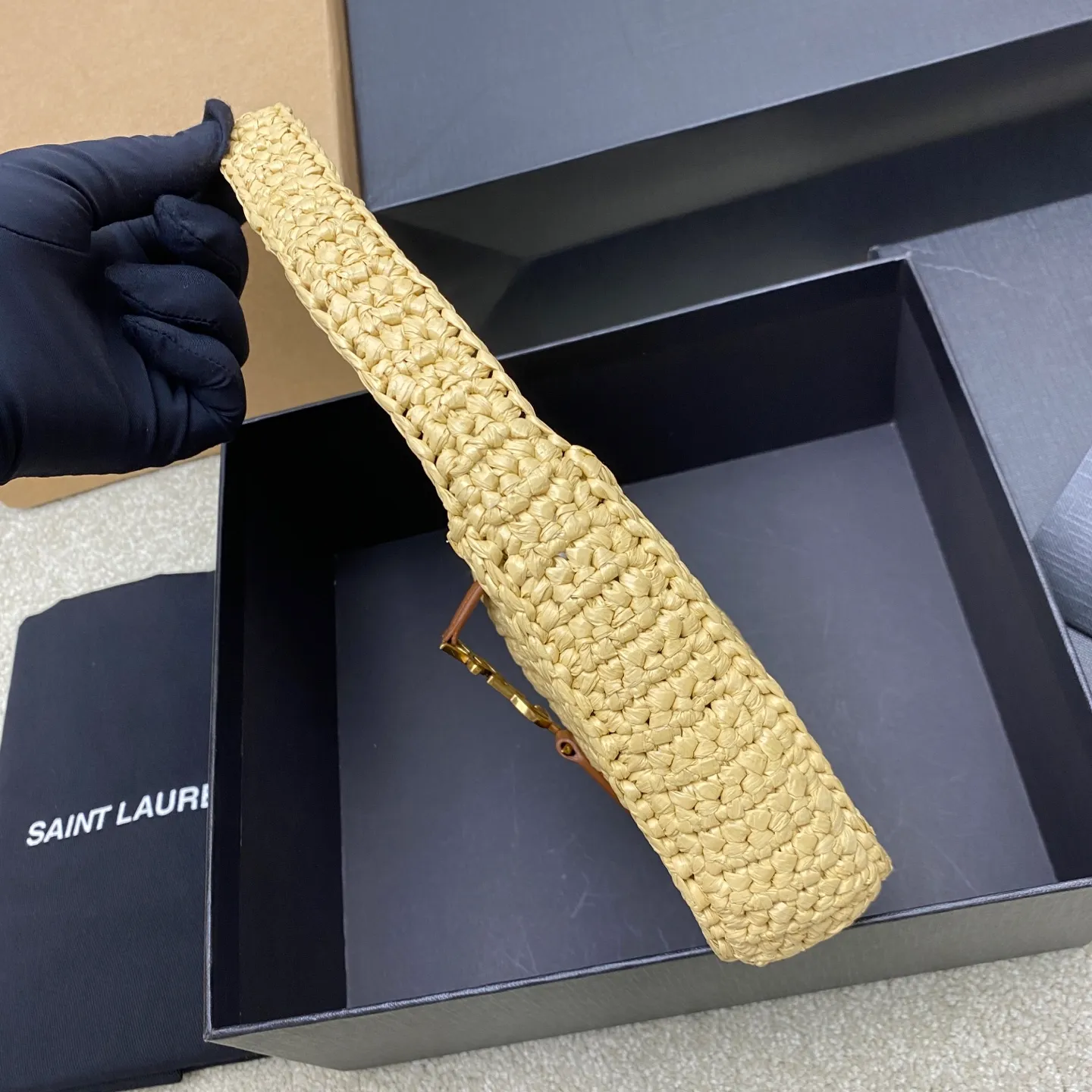 Apricot woven/antique gold 🌈LE 5 À 7 armpit woven bag is here~ The minimalist shape and logo are simple, beautiful and high-end! Full of artistic atmosphere. The opening and closing is a half-open buckle design. The raffia weave is very solid, super textured, and has a French lazy style. You can’t go wrong with it for daily wear with personal clothes. Paired with a card coin holder, it feels fresh and very nice to hold things at the same time👑20250630 Model: 710318 [original leather] Size: 19x11.5x4.5cm