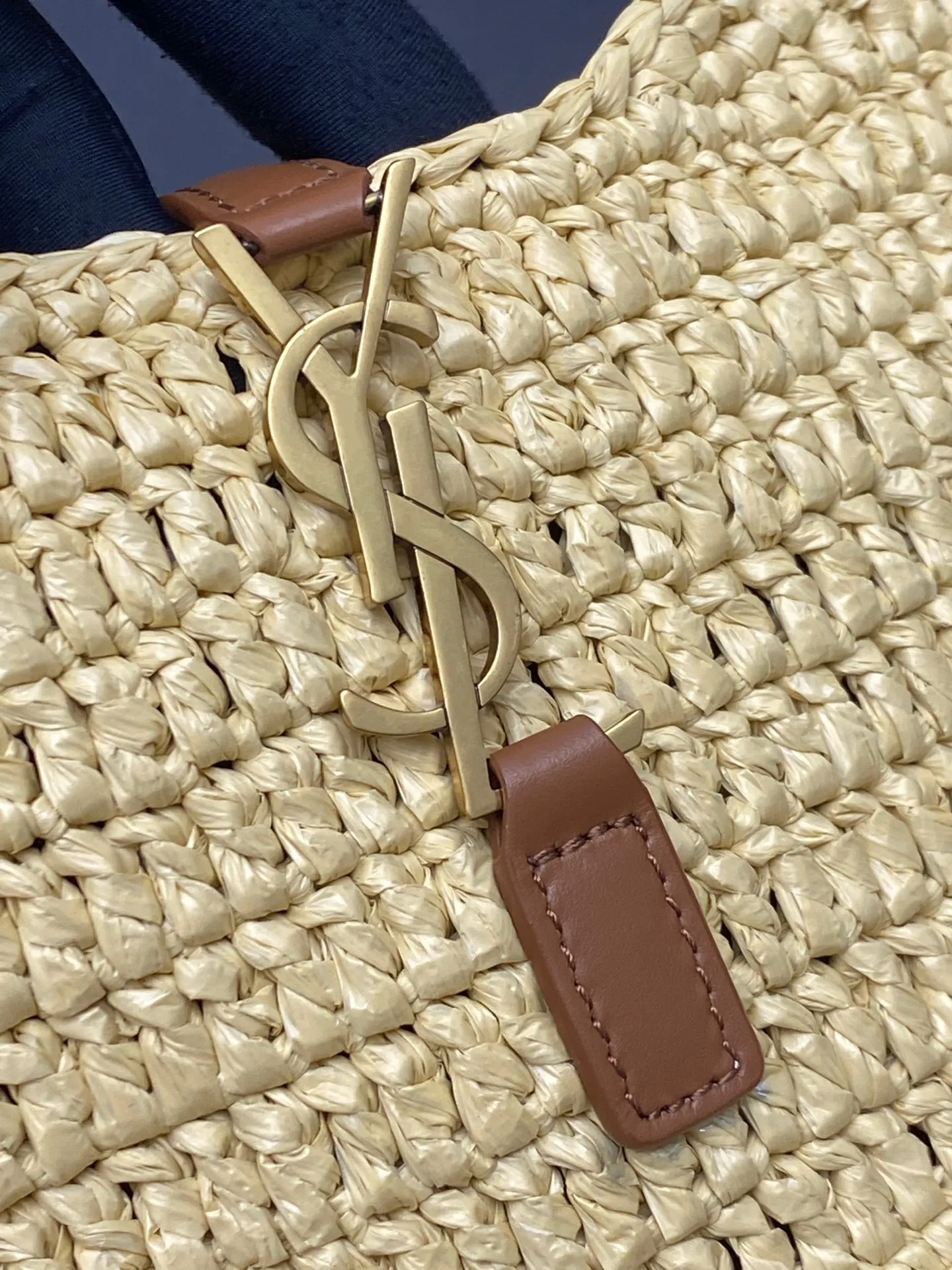 Apricot woven/antique gold 🌈LE 5 À 7 armpit woven bag is here~ The minimalist shape and logo are simple, beautiful and high-end! Full of artistic atmosphere. The opening and closing is a half-open buckle design. The raffia weave is very solid, super textured, and has a French lazy style. You can’t go wrong with it for daily wear with personal clothes. Paired with a card coin holder, it feels fresh and very nice to hold things at the same time👑20250630 Model: 710318 [original leather] Size: 19x11.5x4.5cm