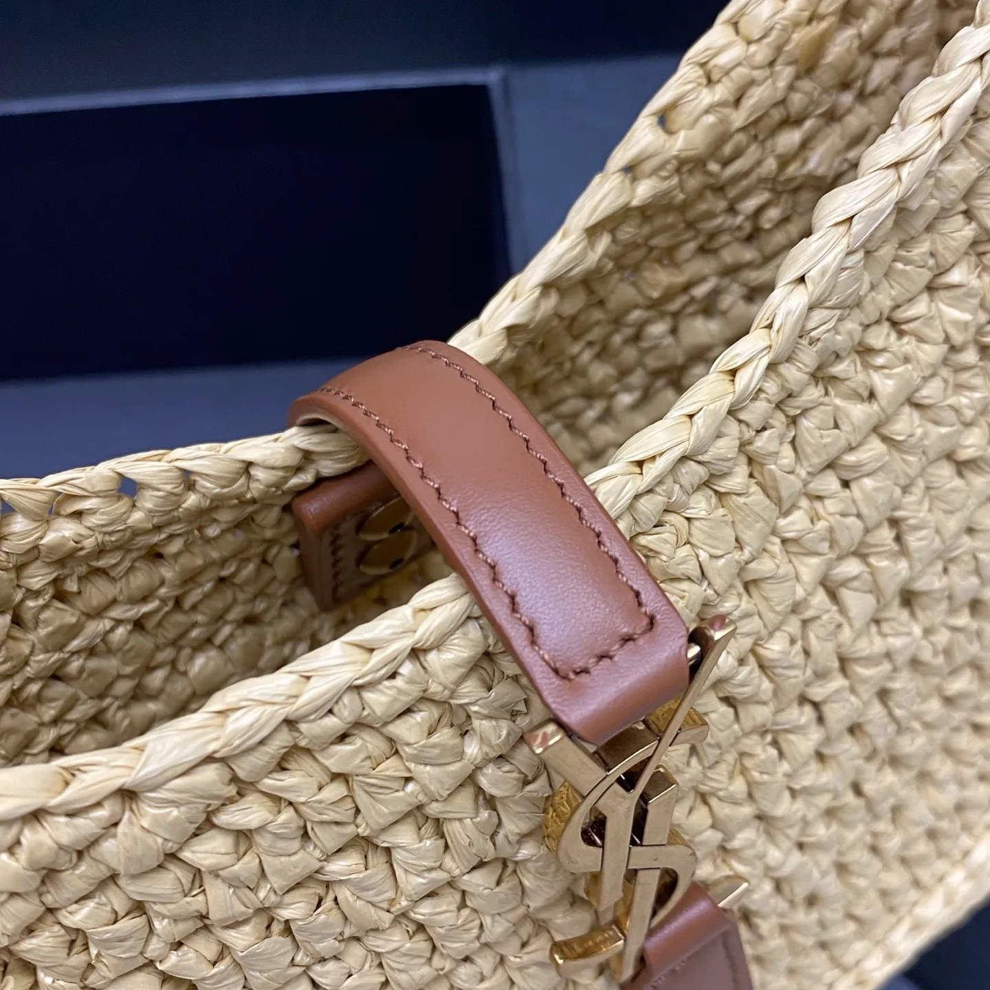 Apricot woven/antique gold 🌈LE 5 À 7 armpit woven bag is here~ The minimalist shape and logo are simple, beautiful and high-end! Full of artistic atmosphere. The opening and closing is a half-open buckle design. The raffia weave is very solid, super textured, and has a French lazy style. You can’t go wrong with it for daily wear with personal clothes. Paired with a card coin holder, it feels fresh and very nice to hold things at the same time👑20250630 Model: 710318 [original leather] Size: 19x11.5x4.5cm