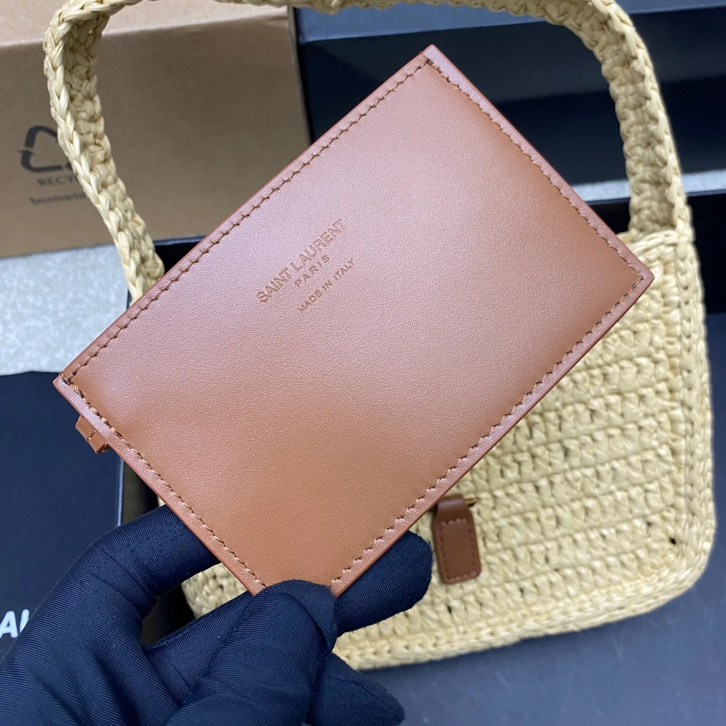 Apricot woven/antique gold 🌈LE 5 À 7 armpit woven bag is here~ The minimalist shape and logo are simple, beautiful and high-end! Full of artistic atmosphere. The opening and closing is a half-open buckle design. The raffia weave is very solid, super textured, and has a French lazy style. You can’t go wrong with it for daily wear with personal clothes. Paired with a card coin holder, it feels fresh and very nice to hold things at the same time👑20250630 Model: 710318 [original leather] Size: 19x11.5x4.5cm