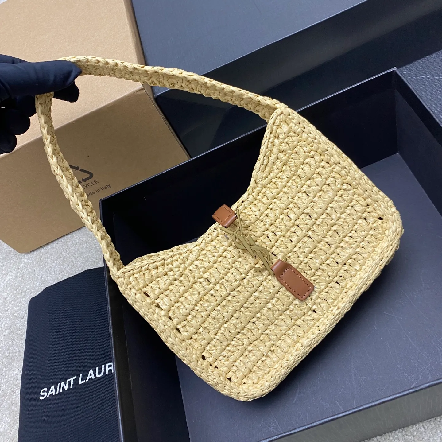 Apricot woven/antique gold 🌈LE 5 À 7 armpit woven bag is here~ The minimalist shape and logo are simple, beautiful and high-end! Full of artistic atmosphere. The opening and closing is a half-open buckle design. The raffia weave is very solid, super textured, and has a French lazy style. You can’t go wrong with it for daily wear with personal clothes. Paired with a card coin holder, it feels fresh and very nice to hold things at the same time👑20250630 Model: 710318 [original leather] Size: 19x11.5x4.5cm