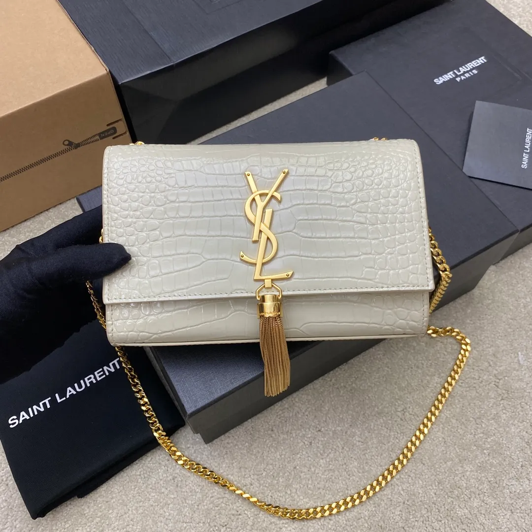 White crocodile pattern/gold buckle 🌈𝐊𝐚𝐭𝐞 20𝐜𝐦# KATE The most classic style and the most practical size 20cm crocodile pattern original leather! The core design of this series is the Y logo. Mr. Yves Saint Laurent invited poster artist Cassandre to design it. The three letters superimposed on each other are simple and avant-garde. High quality crocodile embossed cowhide, wear-resistant and scratch-resistant! Definitely a timeless classic! None of Y’s tassel bags would dare to call themselves fashionable😎 Model: 377628 Size: 20x12.5x5cm