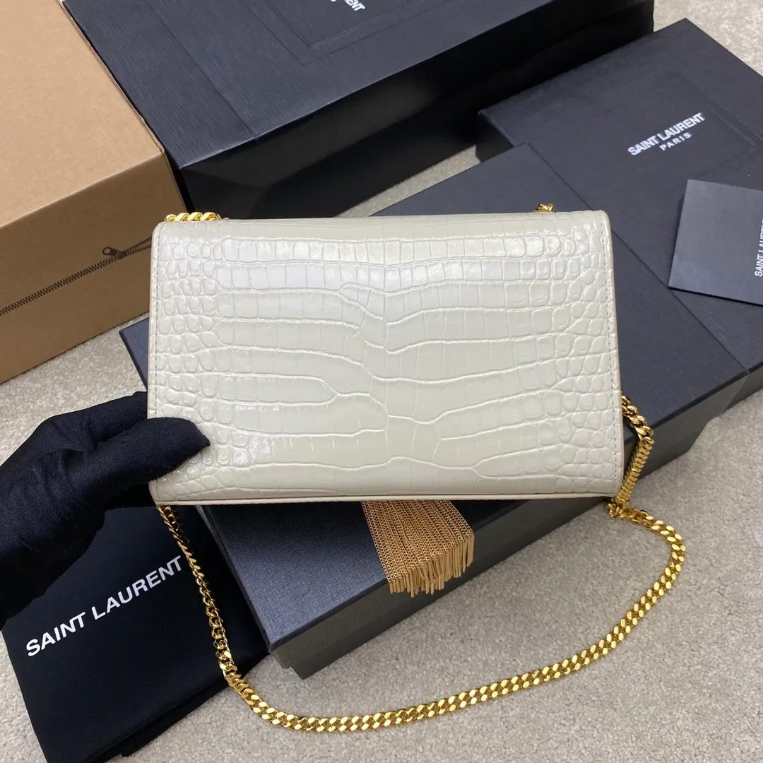 White crocodile pattern/gold buckle 🌈𝐊𝐚𝐭𝐞 20𝐜𝐦# KATE The most classic style and the most practical size 20cm crocodile pattern original leather! The core design of this series is the Y logo. Mr. Yves Saint Laurent invited poster artist Cassandre to design it. The three letters superimposed on each other are simple and avant-garde. High quality crocodile embossed cowhide, wear-resistant and scratch-resistant! Definitely a timeless classic! None of Y’s tassel bags would dare to call themselves fashionable😎 Model: 377628 Size: 20x12.5x5cm