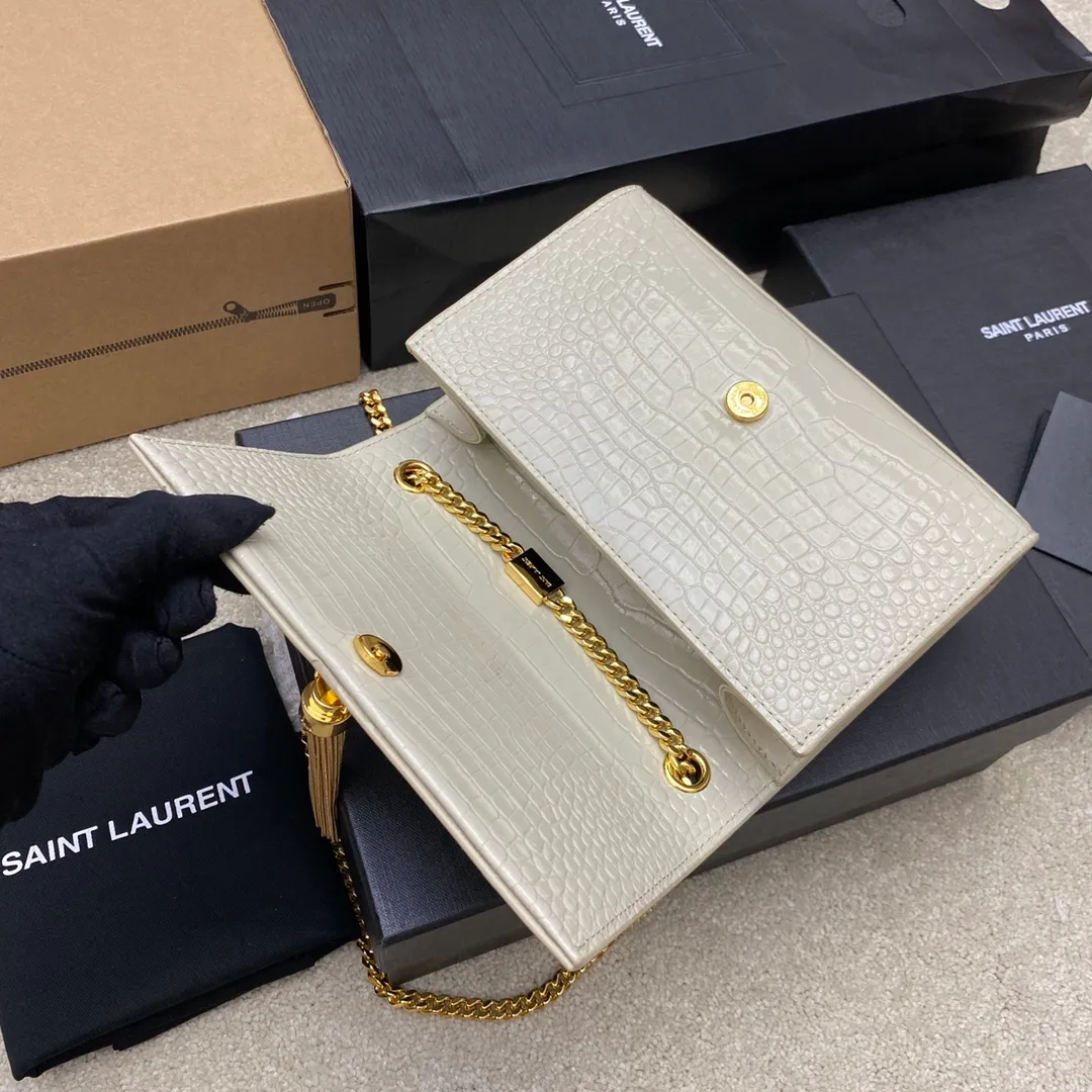 White crocodile pattern/gold buckle 🌈𝐊𝐚𝐭𝐞 20𝐜𝐦# KATE The most classic style and the most practical size 20cm crocodile pattern original leather! The core design of this series is the Y logo. Mr. Yves Saint Laurent invited poster artist Cassandre to design it. The three letters superimposed on each other are simple and avant-garde. High quality crocodile embossed cowhide, wear-resistant and scratch-resistant! Definitely a timeless classic! None of Y’s tassel bags would dare to call themselves fashionable😎 Model: 377628 Size: 20x12.5x5cm