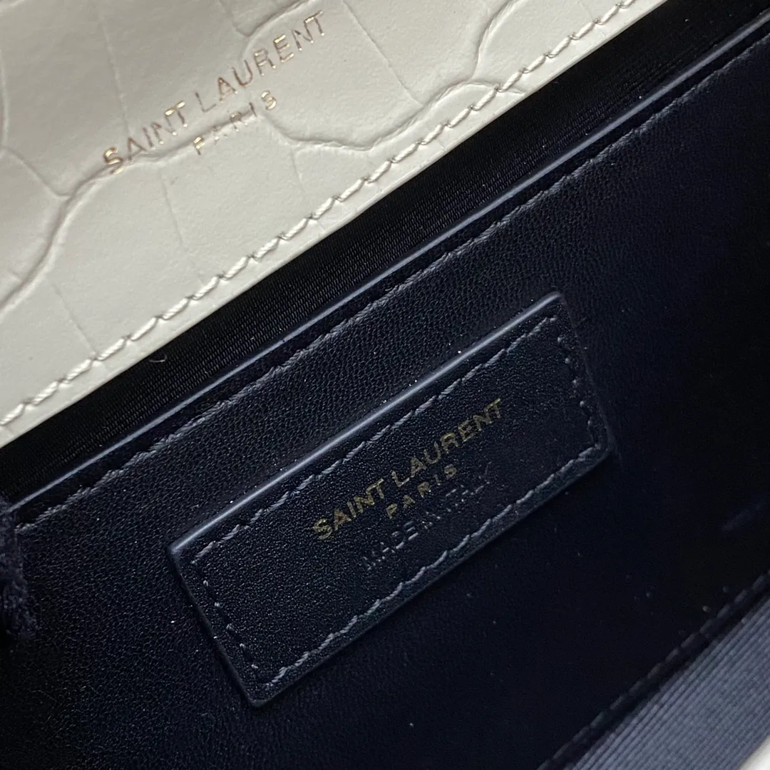 White crocodile pattern/gold buckle 🌈𝐊𝐚𝐭𝐞 20𝐜𝐦# KATE The most classic style and the most practical size 20cm crocodile pattern original leather! The core design of this series is the Y logo. Mr. Yves Saint Laurent invited poster artist Cassandre to design it. The three letters superimposed on each other are simple and avant-garde. High quality crocodile embossed cowhide, wear-resistant and scratch-resistant! Definitely a timeless classic! None of Y’s tassel bags would dare to call themselves fashionable😎 Model: 377628 Size: 20x12.5x5cm