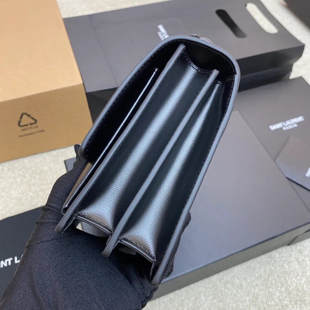 💰1500 black toothpick pattern/black chain 🌈𝑺𝒖𝒏𝒔𝒆𝒕 𝟮𝟮𝒄𝒎#Classic luxury toothpick pattern sunset bag original leather version! Friends who like toothpick pattern bags cannot miss this one! High-quality genuine leather, genuine mold-making hardware, pursuing every detail, striving to be infinitely close to genuine 👍20210750 Size: 22x8x16cm Model: 442906 [Original leather]