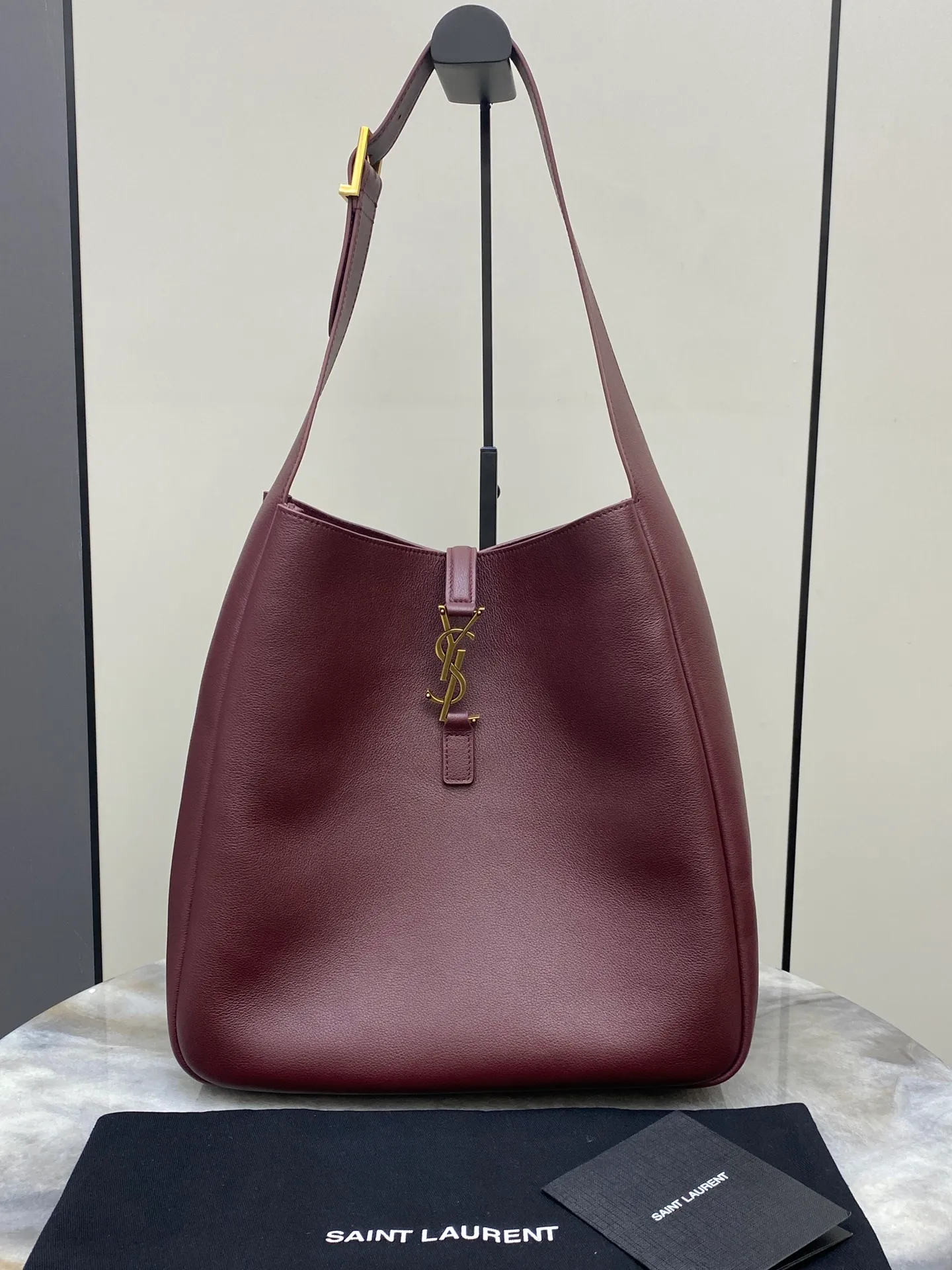 💰1900 Maroon plain/antique gold 🌈LE5A7 large smooth leather soft handbag, the same style as the Korean star Hobo!! The underarm bag that is so popular this year is late but it is here! ! The outline of the bag is simple and three-dimensional, and it looks stiff but not too sharp. Paired with the brand's iconic plug-in buckle, the overall look gives it a unique temperament that is both classic and elegant, yet also fashionable and modern. 20230950 Model: 753837 [original leather] Size: 30x31x13cm