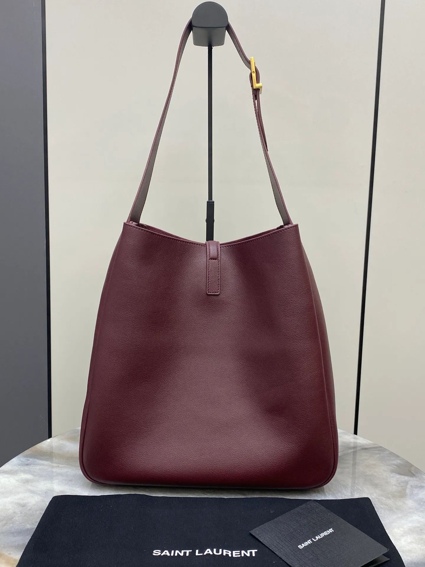 💰1900 Maroon plain/antique gold 🌈LE5A7 large smooth leather soft handbag, the same style as the Korean star Hobo!! The underarm bag that is so popular this year is late but it is here! ! The outline of the bag is simple and three-dimensional, and it looks stiff but not too sharp. Paired with the brand's iconic plug-in buckle, the overall look gives it a unique temperament that is both classic and elegant, yet also fashionable and modern. 20230950 Model: 753837 [original leather] Size: 30x31x13cm