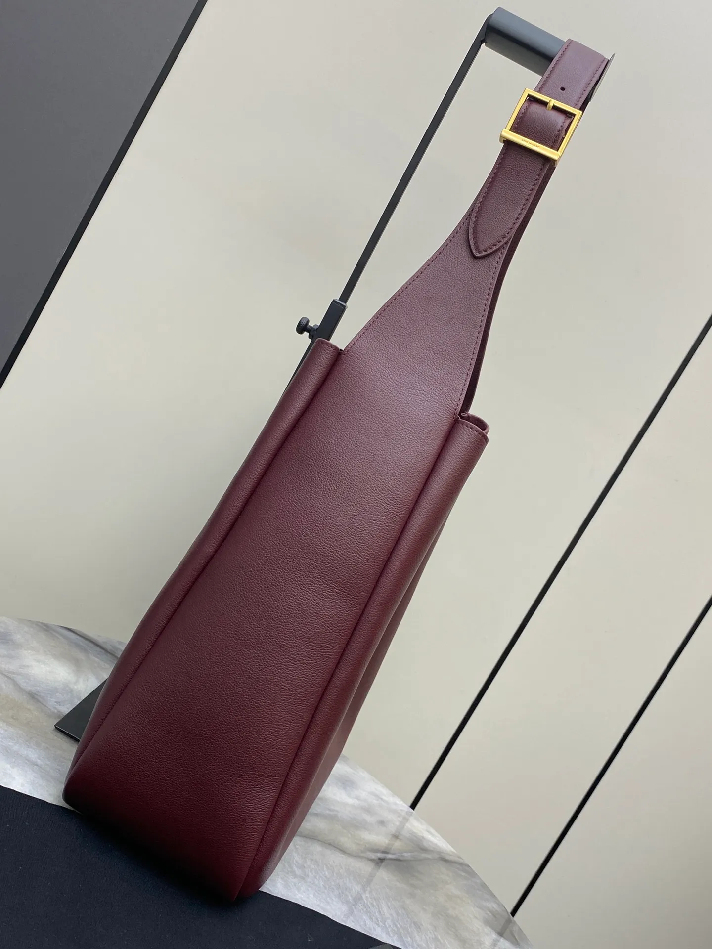 💰1900 Maroon plain/antique gold 🌈LE5A7 large smooth leather soft handbag, the same style as the Korean star Hobo!! The underarm bag that is so popular this year is late but it is here! ! The outline of the bag is simple and three-dimensional, and it looks stiff but not too sharp. Paired with the brand's iconic plug-in buckle, the overall look gives it a unique temperament that is both classic and elegant, yet also fashionable and modern. 20230950 Model: 753837 [original leather] Size: 30x31x13cm