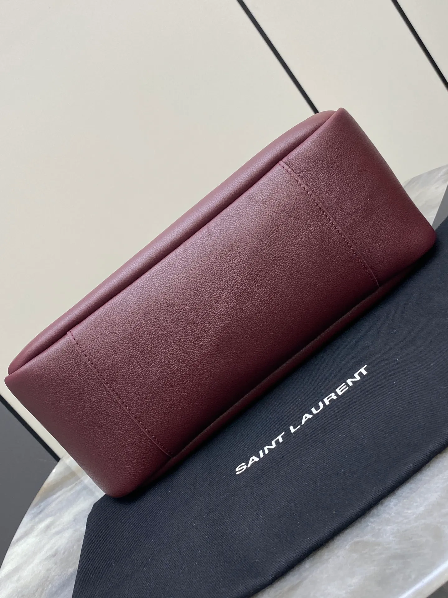 💰1900 Maroon plain/antique gold 🌈LE5A7 large smooth leather soft handbag, the same style as the Korean star Hobo!! The underarm bag that is so popular this year is late but it is here! ! The outline of the bag is simple and three-dimensional, and it looks stiff but not too sharp. Paired with the brand's iconic plug-in buckle, the overall look gives it a unique temperament that is both classic and elegant, yet also fashionable and modern. 20230950 Model: 753837 [original leather] Size: 30x31x13cm
