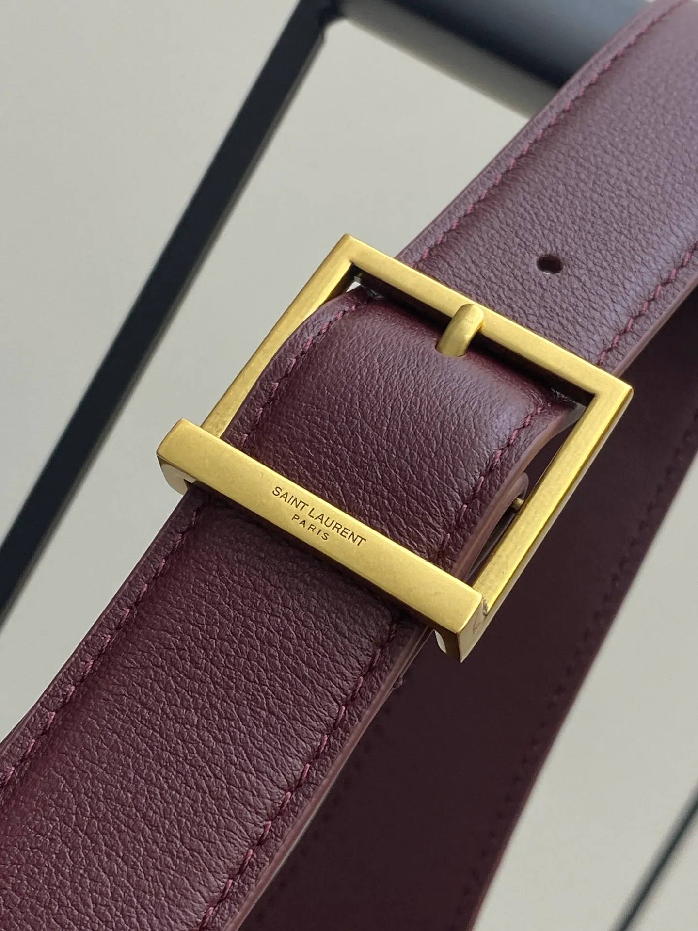 💰1900 Maroon plain/antique gold 🌈LE5A7 large smooth leather soft handbag, the same style as the Korean star Hobo!! The underarm bag that is so popular this year is late but it is here! ! The outline of the bag is simple and three-dimensional, and it looks stiff but not too sharp. Paired with the brand's iconic plug-in buckle, the overall look gives it a unique temperament that is both classic and elegant, yet also fashionable and modern. 20230950 Model: 753837 [original leather] Size: 30x31x13cm