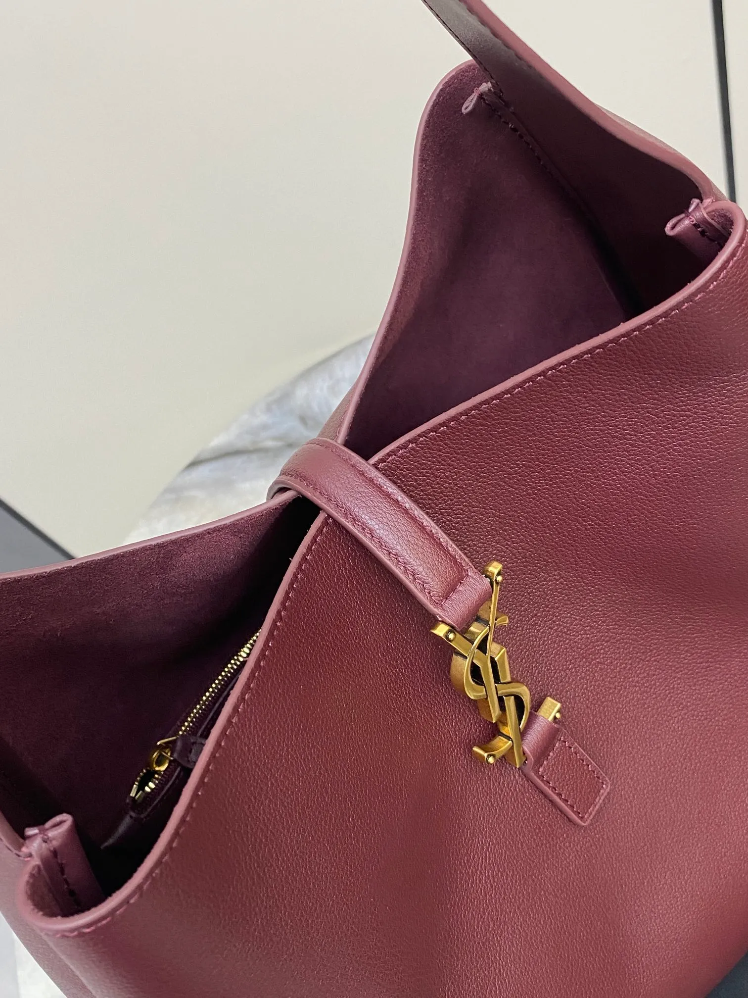 💰1900 Maroon plain/antique gold 🌈LE5A7 large smooth leather soft handbag, the same style as the Korean star Hobo!! The underarm bag that is so popular this year is late but it is here! ! The outline of the bag is simple and three-dimensional, and it looks stiff but not too sharp. Paired with the brand's iconic plug-in buckle, the overall look gives it a unique temperament that is both classic and elegant, yet also fashionable and modern. 20230950 Model: 753837 [original leather] Size: 30x31x13cm