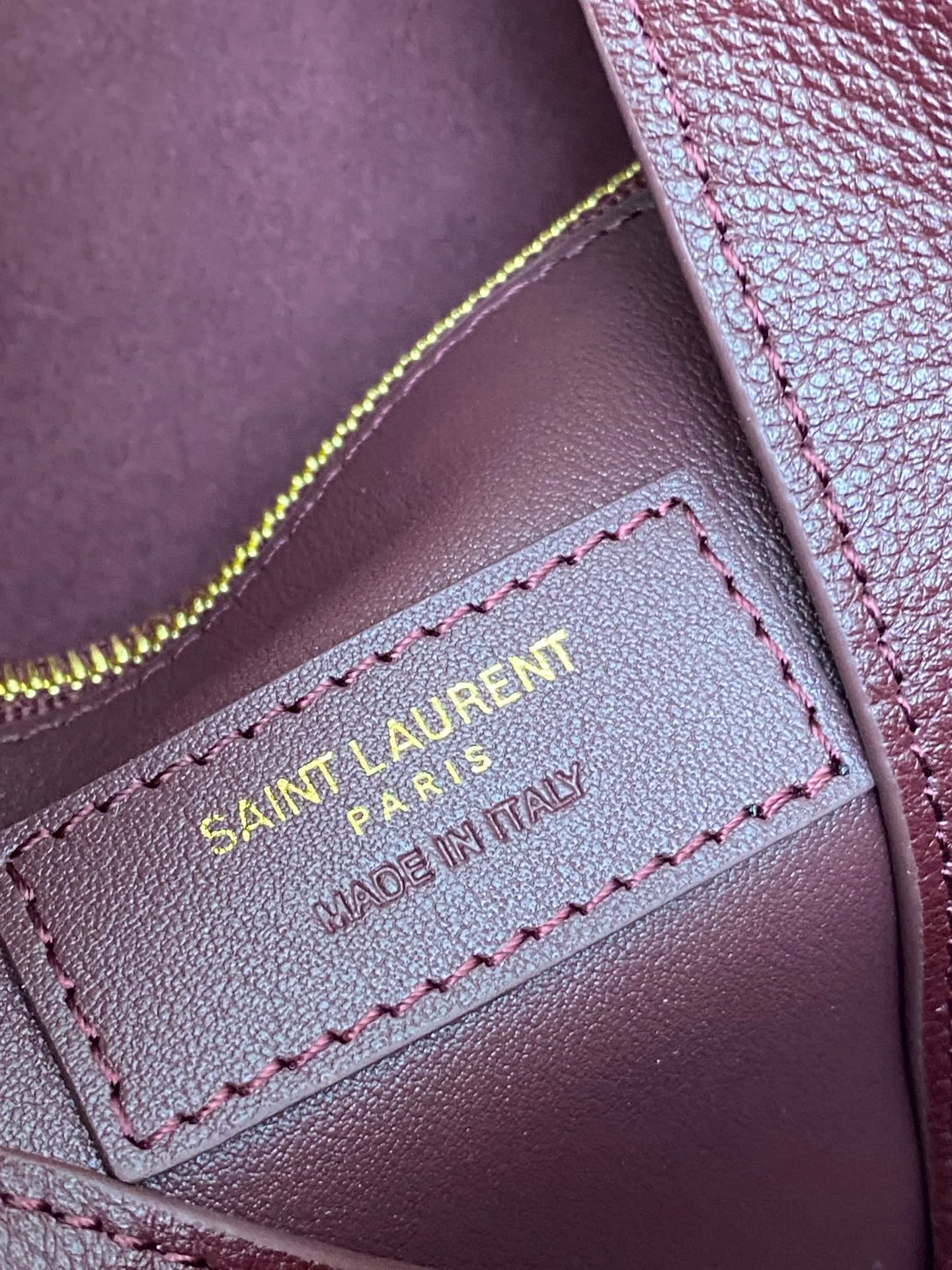 💰1900 Maroon plain/antique gold 🌈LE5A7 large smooth leather soft handbag, the same style as the Korean star Hobo!! The underarm bag that is so popular this year is late but it is here! ! The outline of the bag is simple and three-dimensional, and it looks stiff but not too sharp. Paired with the brand's iconic plug-in buckle, the overall look gives it a unique temperament that is both classic and elegant, yet also fashionable and modern. 20230950 Model: 753837 [original leather] Size: 30x31x13cm