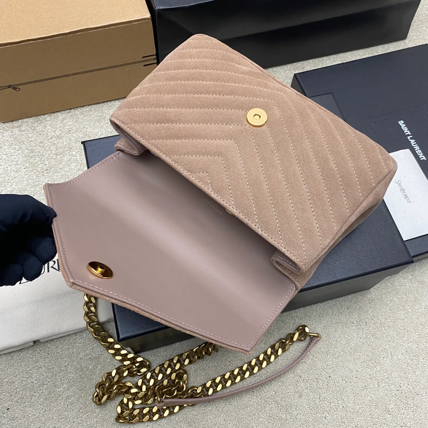 Bean Paste Nubuck Leather/Antique Gold 🌈YLS Classic Brown Nubuck Leather Messenger Bag Gold Hardware This medium handbag is practical and beautiful! Made of original deerskin leather imported from Europe, it feels super good 👍With metal chain, genuine leather detachable shoulder strap✨202500750 Model: 392737 [original leather] Size: 24x17x6.5cm