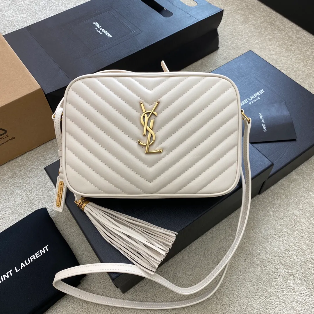 💰1360 milk white plain/gold 🌈LOU BAG popular camera bag from Y family. Super lightweight style with amazing capacity👍Original ZP leather‼ ️Delicate and high-end, the leather feels super good👍The simple bag body is embellished with Y’s classic logo, the shoulder straps can be adjusted, and the tassel pendant can be removed, making it lightweight and versatile! 20220680 Model: 505730 [original leather] Size: 23x16x6cm