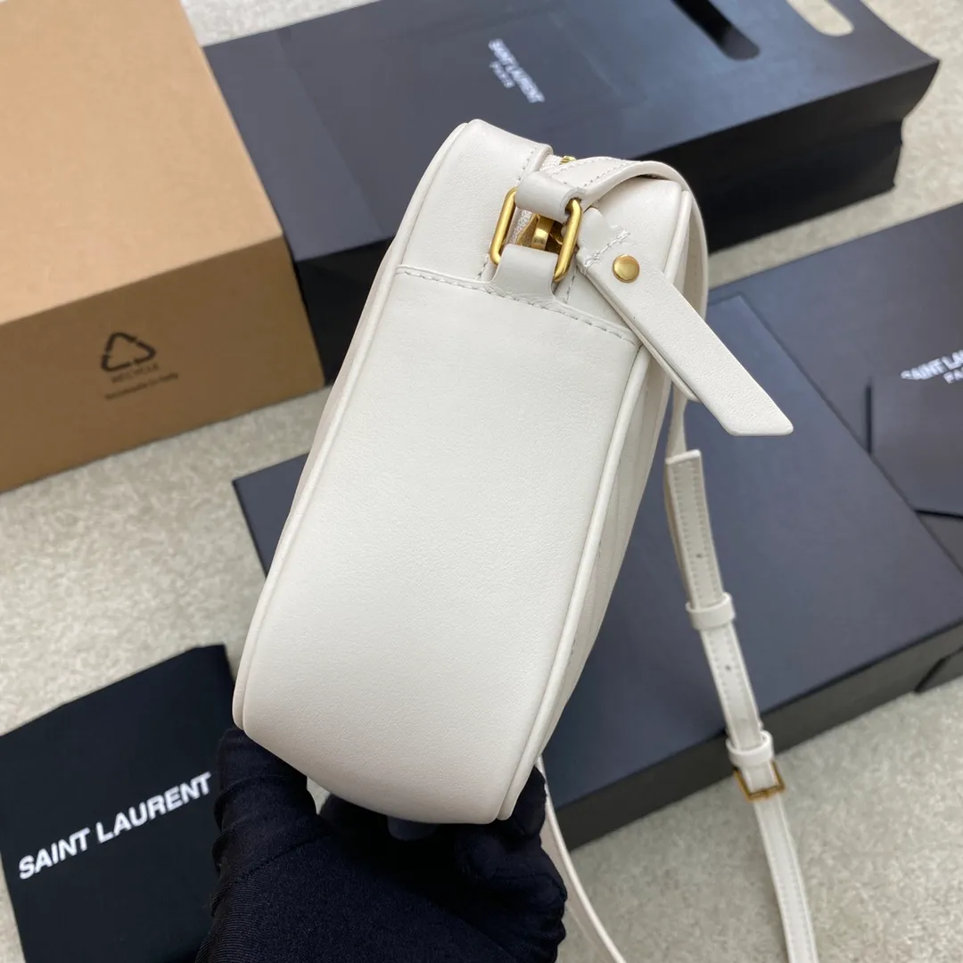 💰1360 milk white plain/gold 🌈LOU BAG popular camera bag from Y family. Super lightweight style with amazing capacity👍Original ZP leather‼ ️Delicate and high-end, the leather feels super good👍The simple bag body is embellished with Y’s classic logo, the shoulder straps can be adjusted, and the tassel pendant can be removed, making it lightweight and versatile! 20220680 Model: 505730 [original leather] Size: 23x16x6cm