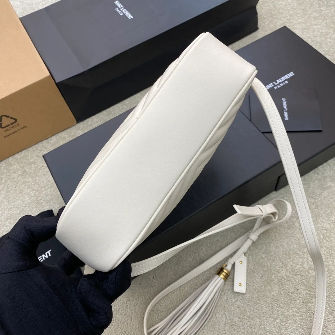 💰1360 milk white plain/gold 🌈LOU BAG popular camera bag from Y family. Super lightweight style with amazing capacity👍Original ZP leather‼ ️Delicate and high-end, the leather feels super good👍The simple bag body is embellished with Y’s classic logo, the shoulder straps can be adjusted, and the tassel pendant can be removed, making it lightweight and versatile! 20220680 Model: 505730 [original leather] Size: 23x16x6cm