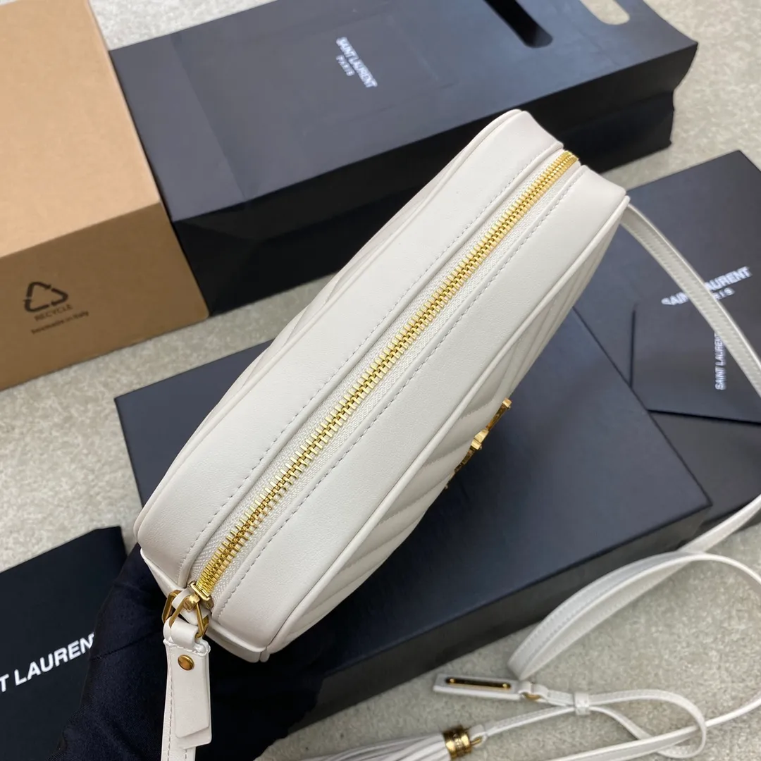 💰1360 milk white plain/gold 🌈LOU BAG popular camera bag from Y family. Super lightweight style with amazing capacity👍Original ZP leather‼ ️Delicate and high-end, the leather feels super good👍The simple bag body is embellished with Y’s classic logo, the shoulder straps can be adjusted, and the tassel pendant can be removed, making it lightweight and versatile! 20220680 Model: 505730 [original leather] Size: 23x16x6cm