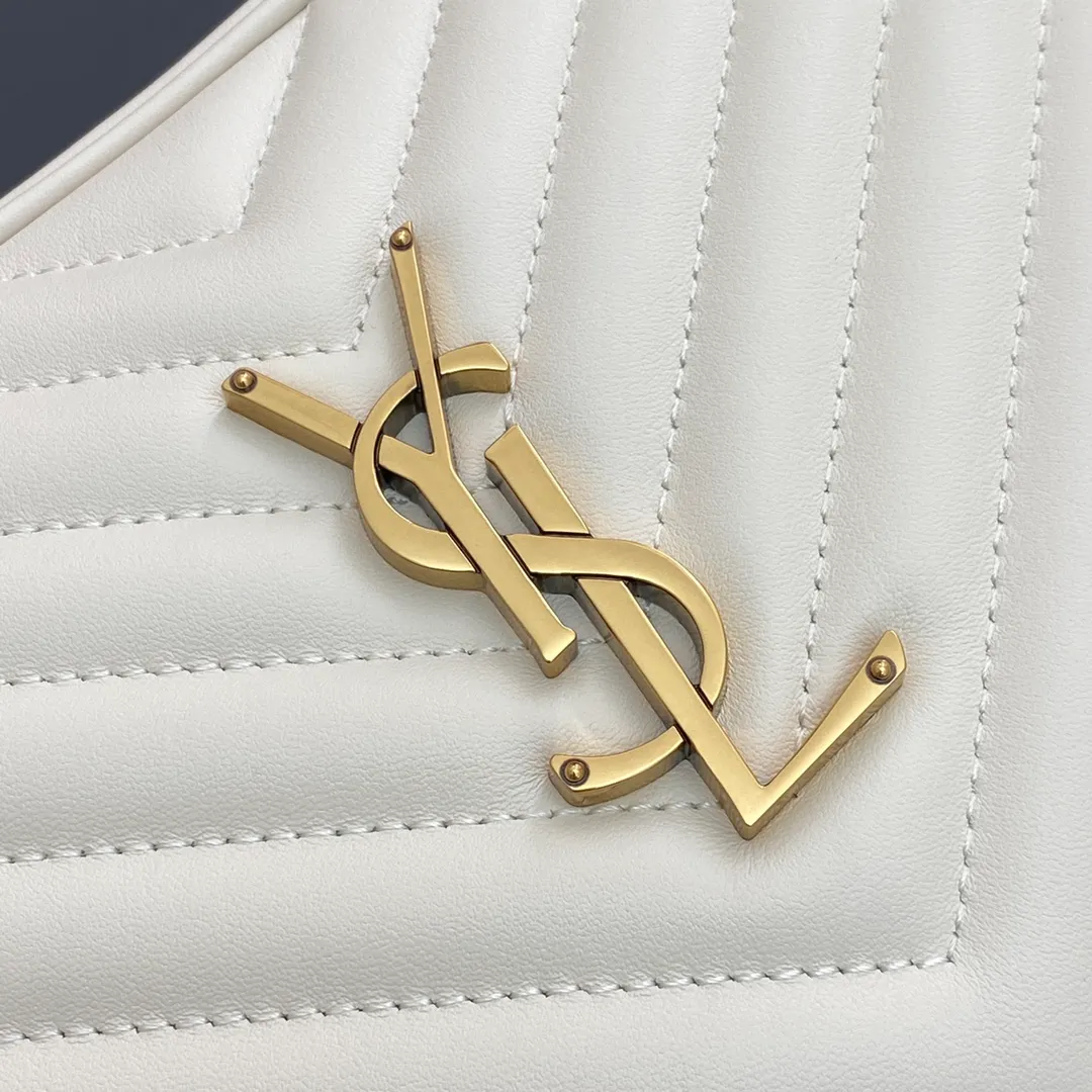 💰1360 milk white plain/gold 🌈LOU BAG popular camera bag from Y family. Super lightweight style with amazing capacity👍Original ZP leather‼ ️Delicate and high-end, the leather feels super good👍The simple bag body is embellished with Y’s classic logo, the shoulder straps can be adjusted, and the tassel pendant can be removed, making it lightweight and versatile! 20220680 Model: 505730 [original leather] Size: 23x16x6cm