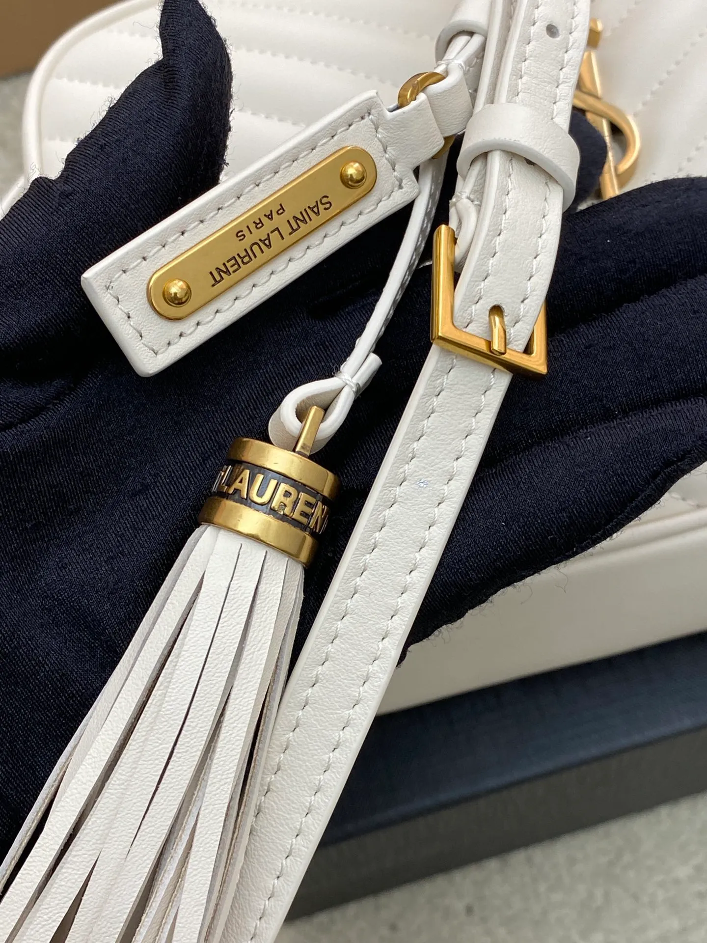 💰1360 milk white plain/gold 🌈LOU BAG popular camera bag from Y family. Super lightweight style with amazing capacity👍Original ZP leather‼ ️Delicate and high-end, the leather feels super good👍The simple bag body is embellished with Y’s classic logo, the shoulder straps can be adjusted, and the tassel pendant can be removed, making it lightweight and versatile! 20220680 Model: 505730 [original leather] Size: 23x16x6cm