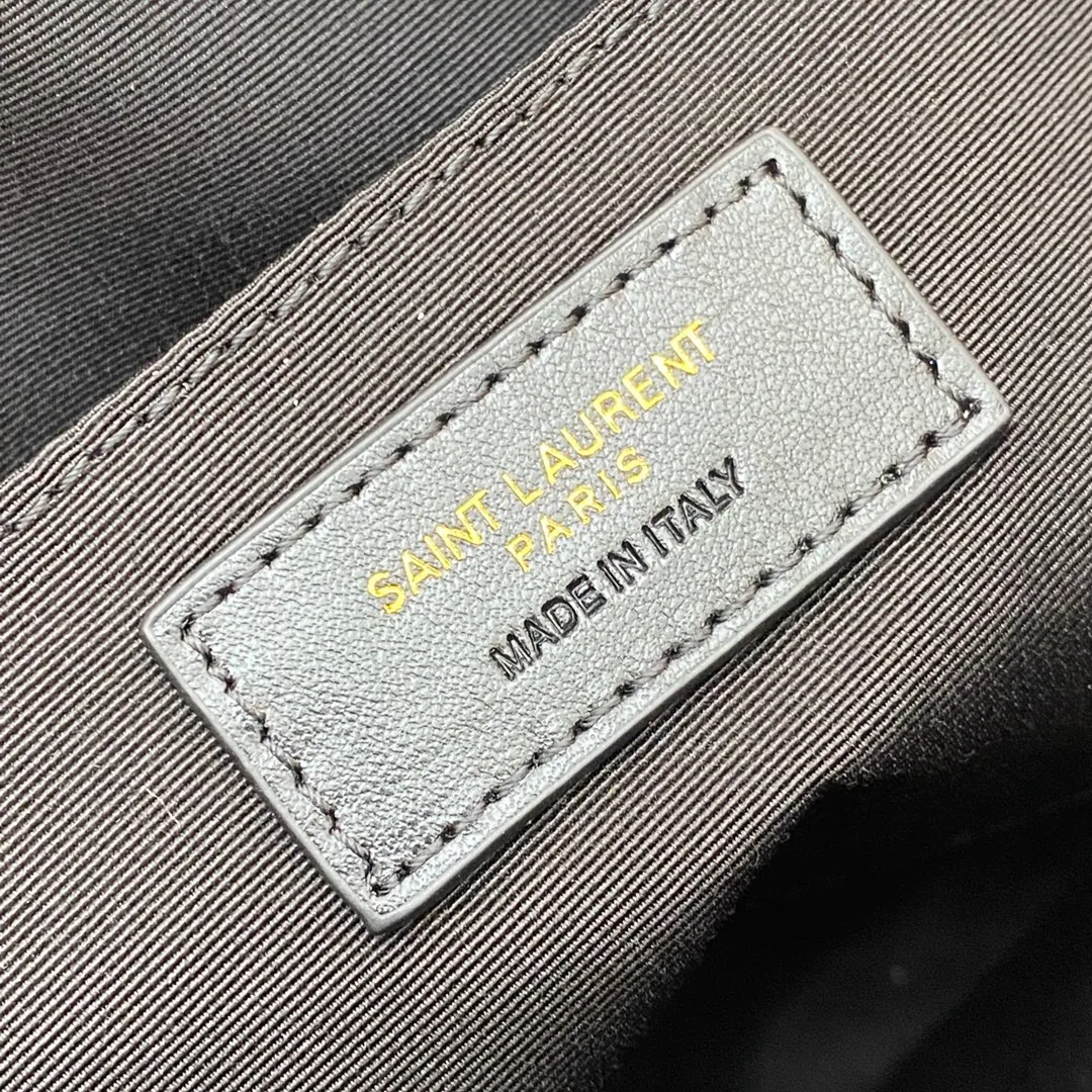 💰1360 milk white plain/gold 🌈LOU BAG popular camera bag from Y family. Super lightweight style with amazing capacity👍Original ZP leather‼ ️Delicate and high-end, the leather feels super good👍The simple bag body is embellished with Y’s classic logo, the shoulder straps can be adjusted, and the tassel pendant can be removed, making it lightweight and versatile! 20220680 Model: 505730 [original leather] Size: 23x16x6cm