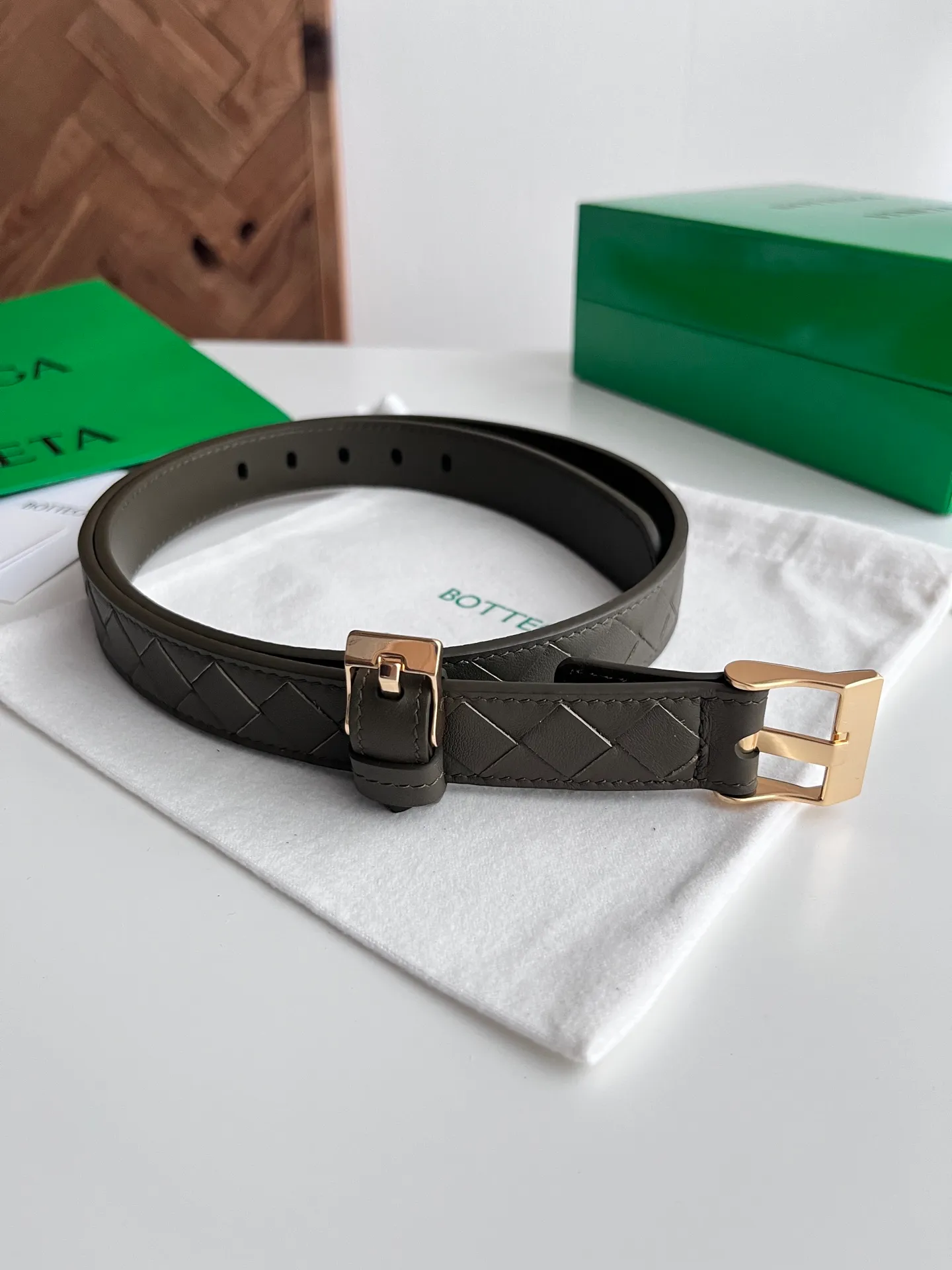 💰520💰Complete package💰 💍Purchasing-grade BV 2025 new women's woven belt, pure handmade intreccio small plaid weaving, double-sided Italian calfskin with micro-retro gold buckle design pin buckle, removable leather case also has a buckle design👍 Width 2.5cm Color: Wild Green