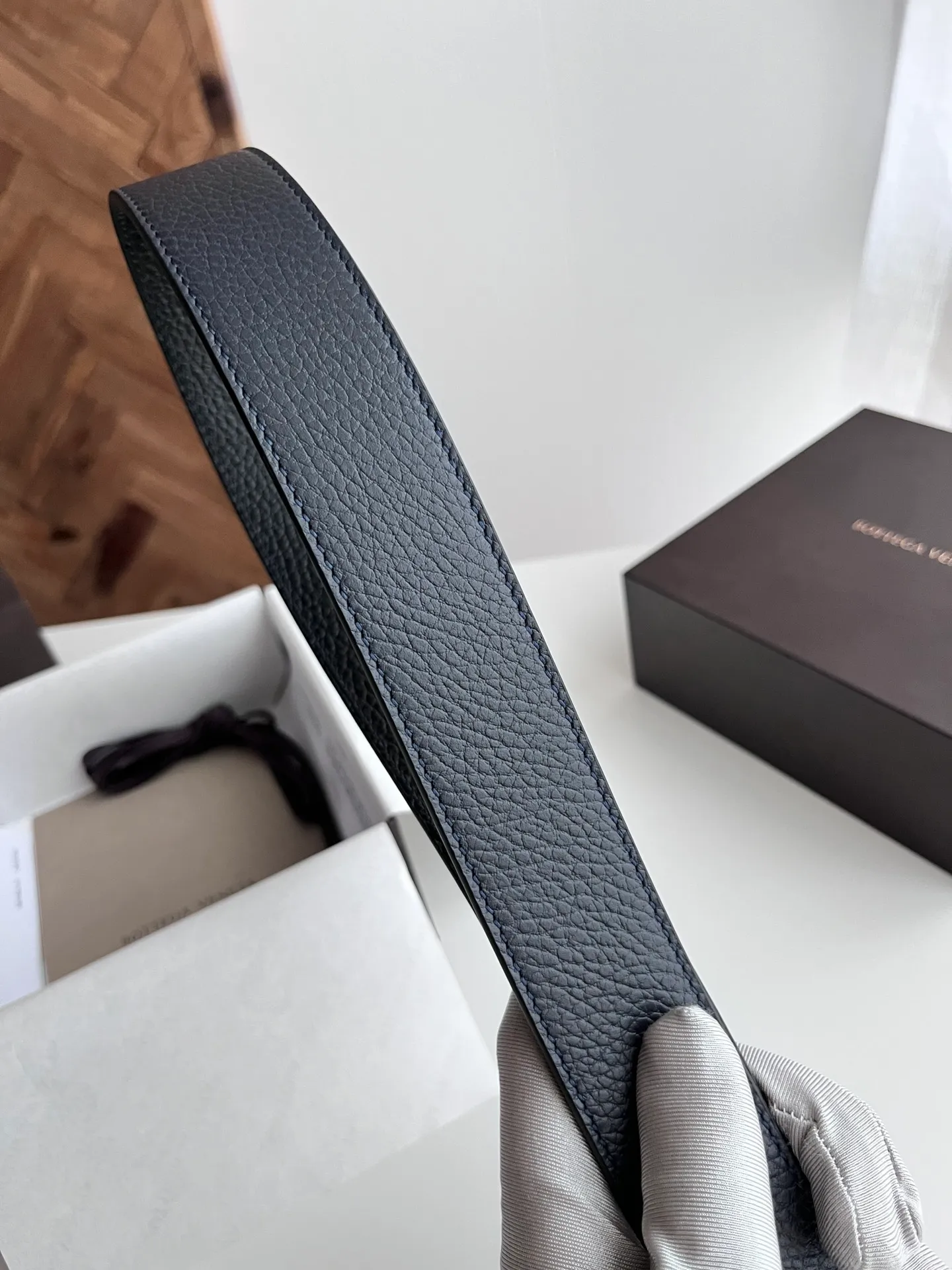 💰520💰Full package💰 💍Purchase grade BV 2024 latest men's belt Double-sided Italian original pebbled calfskin with slightly retro silver pin buckle Logo on the side The buckle is a woven plaid design Width 35MM