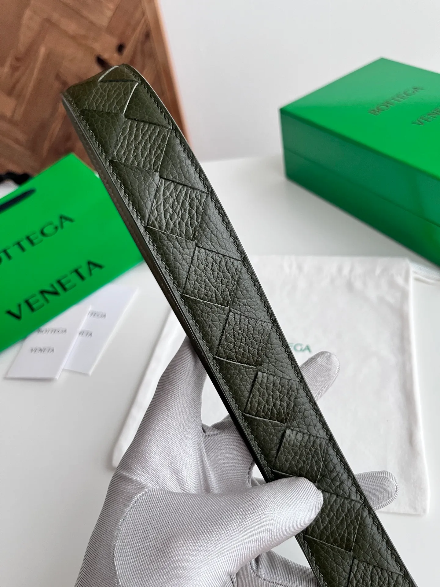 💰560💰Full package💰 💍Purchase level BV 2025 latest men's woven belt Handmade intreccio large plaid weaving Italian pebbled calfskin with slightly retro silver pin buckle Flat needle➕flat hole design Movable leather loop Width 35MM Color: Wild Green