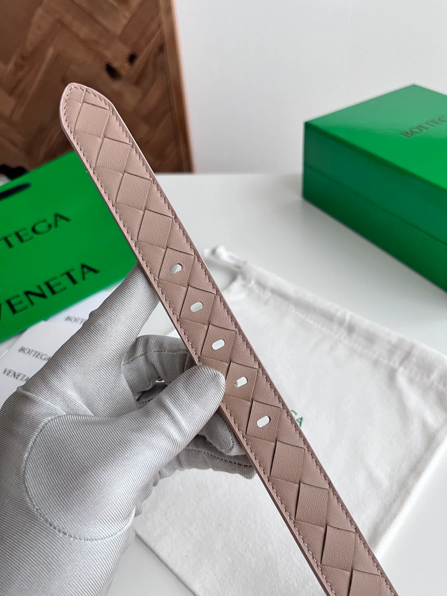 💰520💰Full package💰 💍Purchasing-grade BV 2025 new women's woven belt, pure handmade intreccio small plaid weaving, double-sided Italian calfskin with micro-retro gold buckle design pin buckle, removable leather case also has a buckle design👍 Width 2.5cm Color: Lotus root