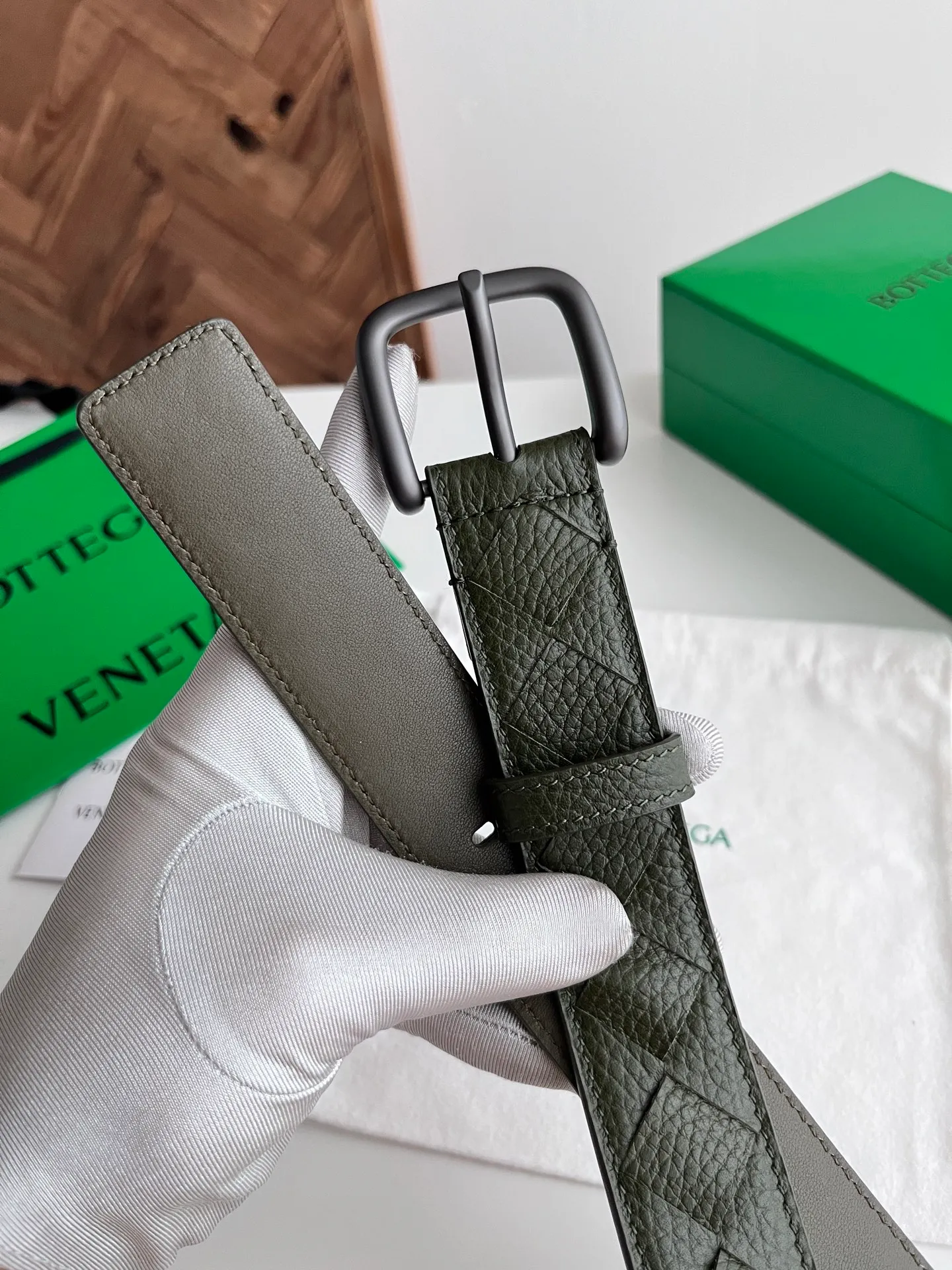 💰560💰Full package💰 💍Purchase level BV 2025 latest men's woven belt Handmade intreccio large plaid weaving Italian pebbled calfskin with gun-colored pin buckle Flat pin➕flat hole design Movable leather loop Width 35MM Color: Wild Green