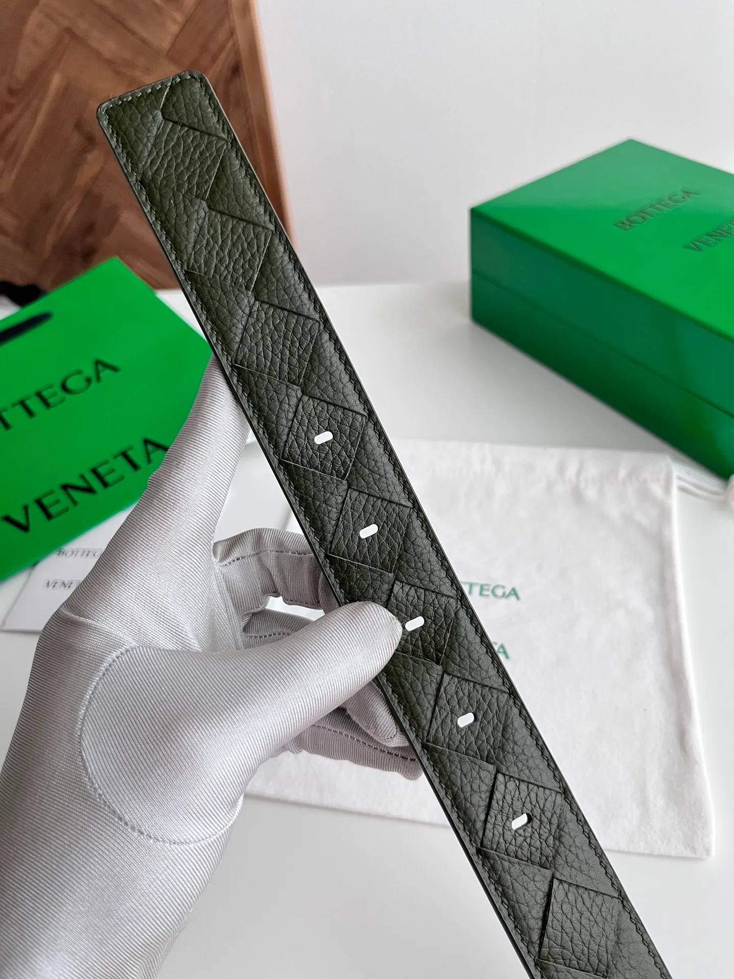 💰560💰Full package💰 💍Purchase level BV 2025 latest men's woven belt Handmade intreccio large plaid weaving Italian pebbled calfskin with gun-colored pin buckle Flat pin➕flat hole design Movable leather loop Width 35MM Color: Wild Green