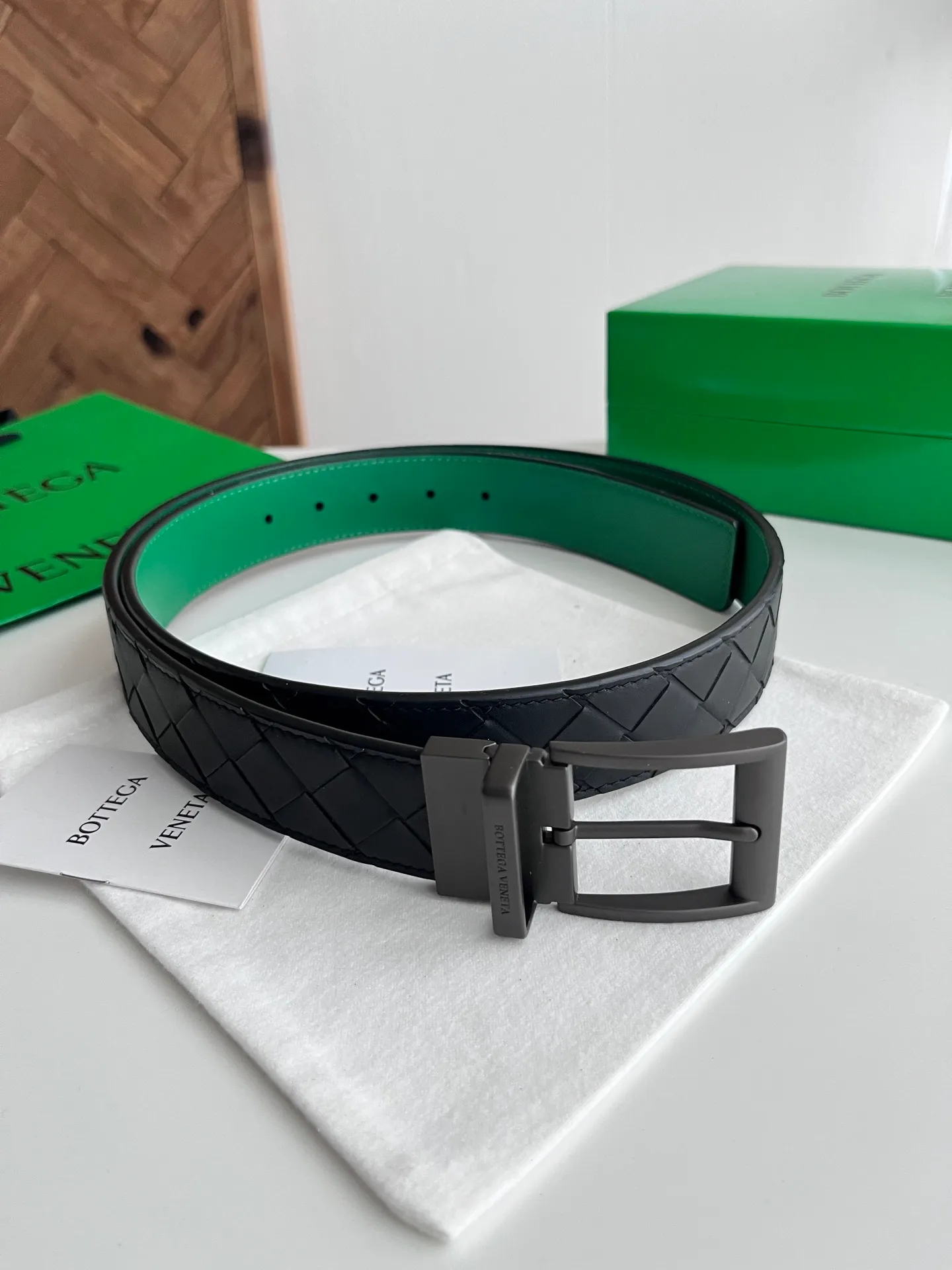 💰560💰Full package💰 💍Purchase level Bv⚡️🌹2025 latest men's woven belt double-sided ⚡️🌹Handmade intreccio large plaid weaving Double-sided Italian calfskin with vacuum gun color rotatable pin buckle Logo on the front Belt ⚡️🌹Width 3.5cm
