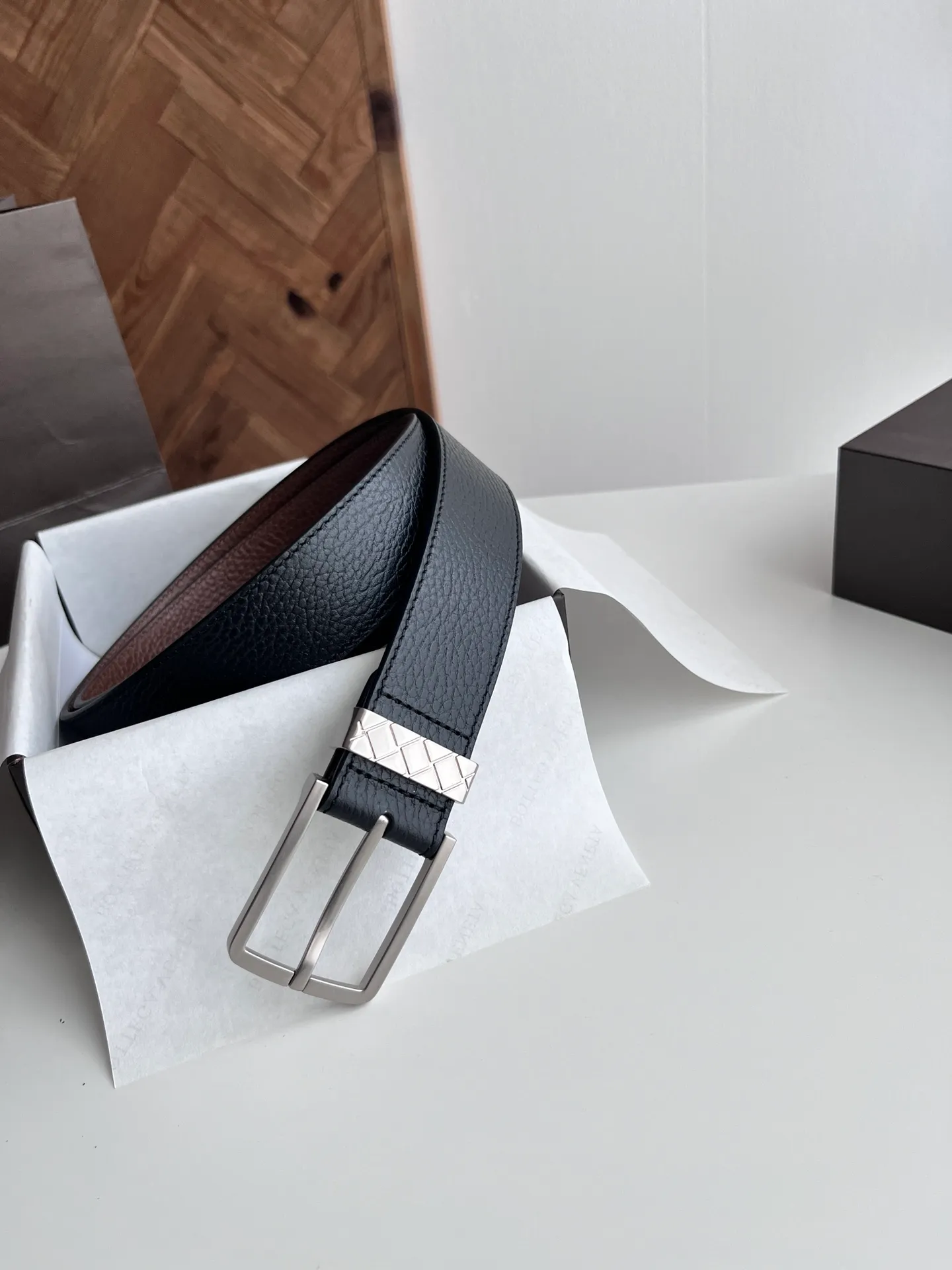 💰520💰Full package💰 💍Purchase grade BV 2024 latest men's belt Double-sided Italian original pebbled calfskin with slightly retro silver pin buckle Logo on the side The buckle is a woven plaid design Width 35MM