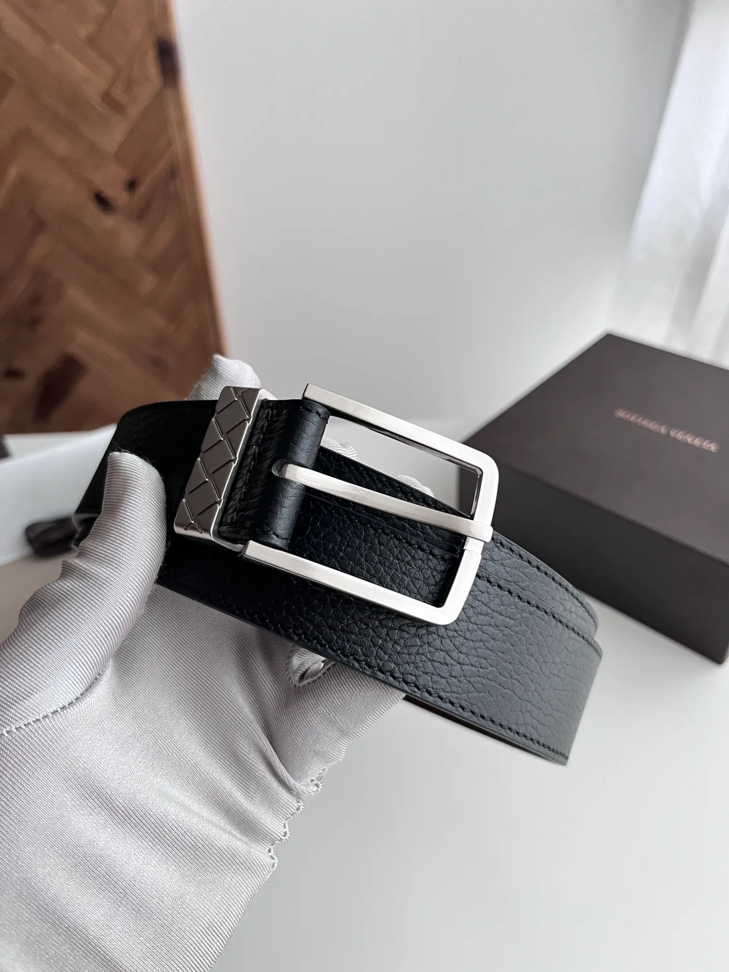 💰520💰Full package💰 💍Purchase grade BV 2024 latest men's belt Double-sided Italian original pebbled calfskin with slightly retro silver pin buckle Logo on the side The buckle is a woven plaid design Width 35MM