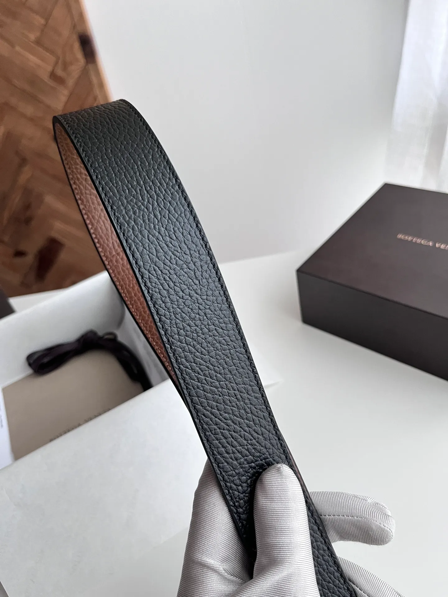 💰520💰Full package💰 💍Purchase grade BV 2024 latest men's belt Double-sided Italian original pebbled calfskin with slightly retro silver pin buckle Logo on the side The buckle is a woven plaid design Width 35MM