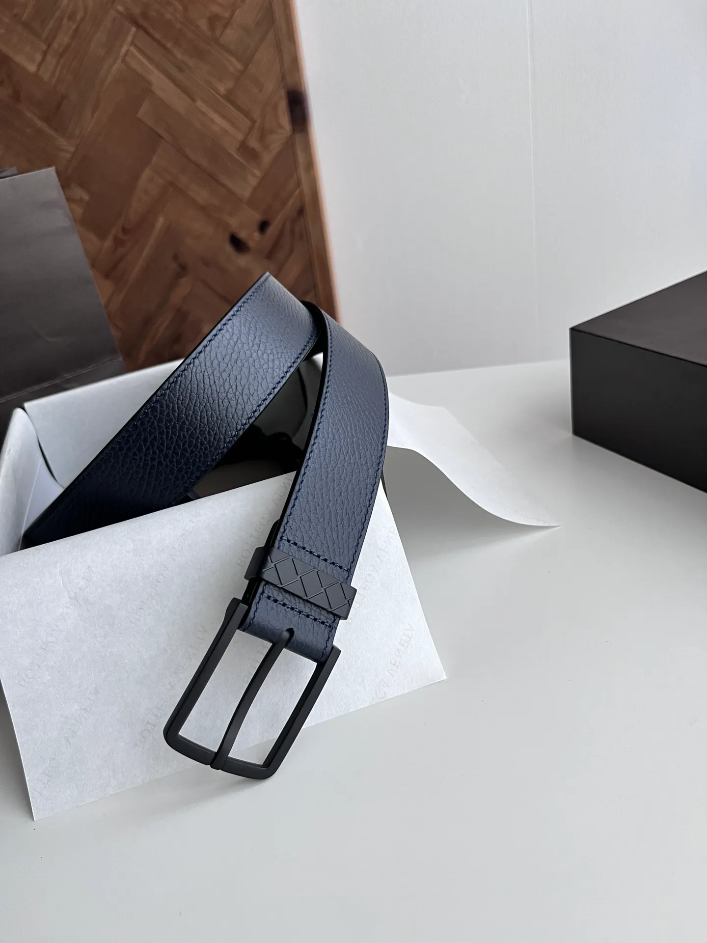 💰520💰Full package💰 💍Purchase grade BV 2024 latest men's belt Double-sided Italian original pebbled calfskin with slightly retro silver pin buckle Logo on the side The buckle is a woven plaid design Width 35MM